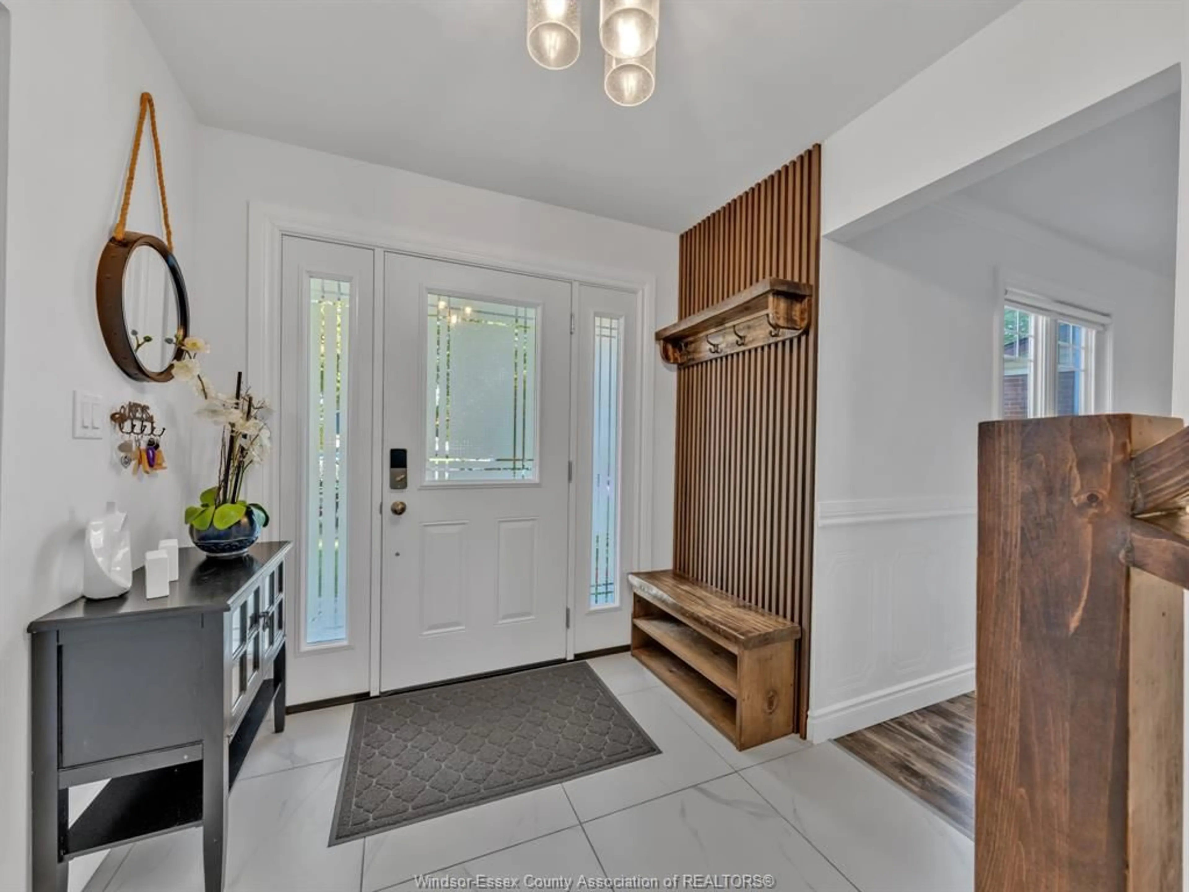 Indoor entryway for 450 POPLAR, Amherstburg Ontario N9V 3C4