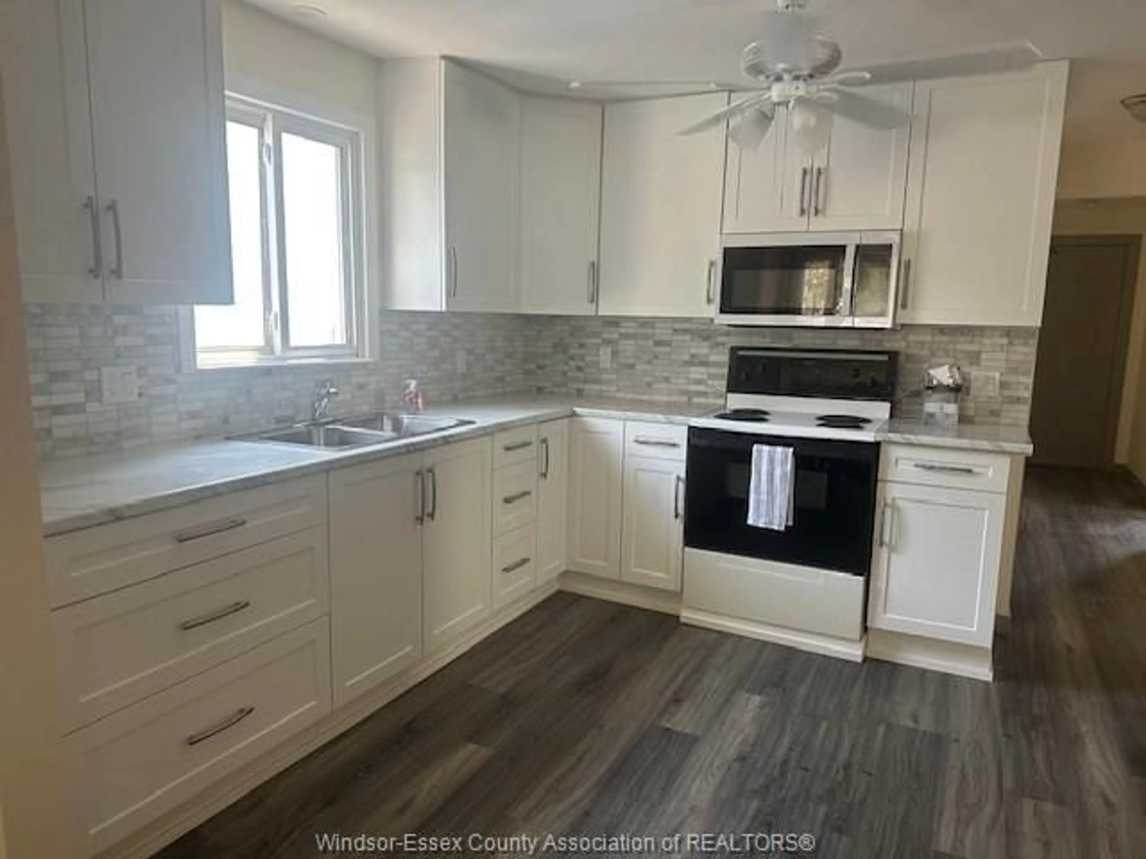 Open concept kitchen, ceramic/tile floor for 1667 FORD, Windsor Ontario N8T 2L9