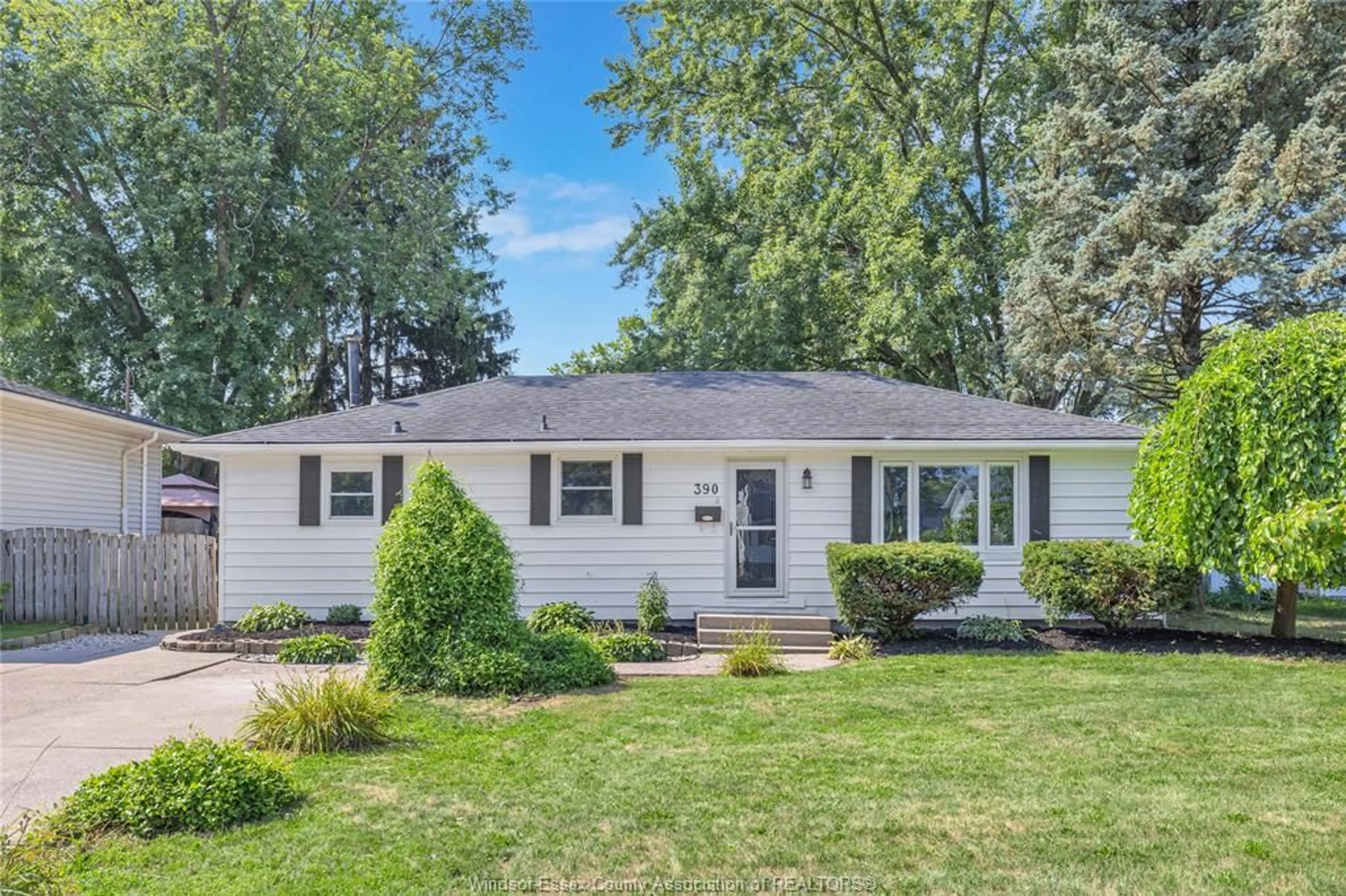 Home with vinyl exterior material, street for 390 BOUFFARD, LaSalle Ontario N9J 1G2