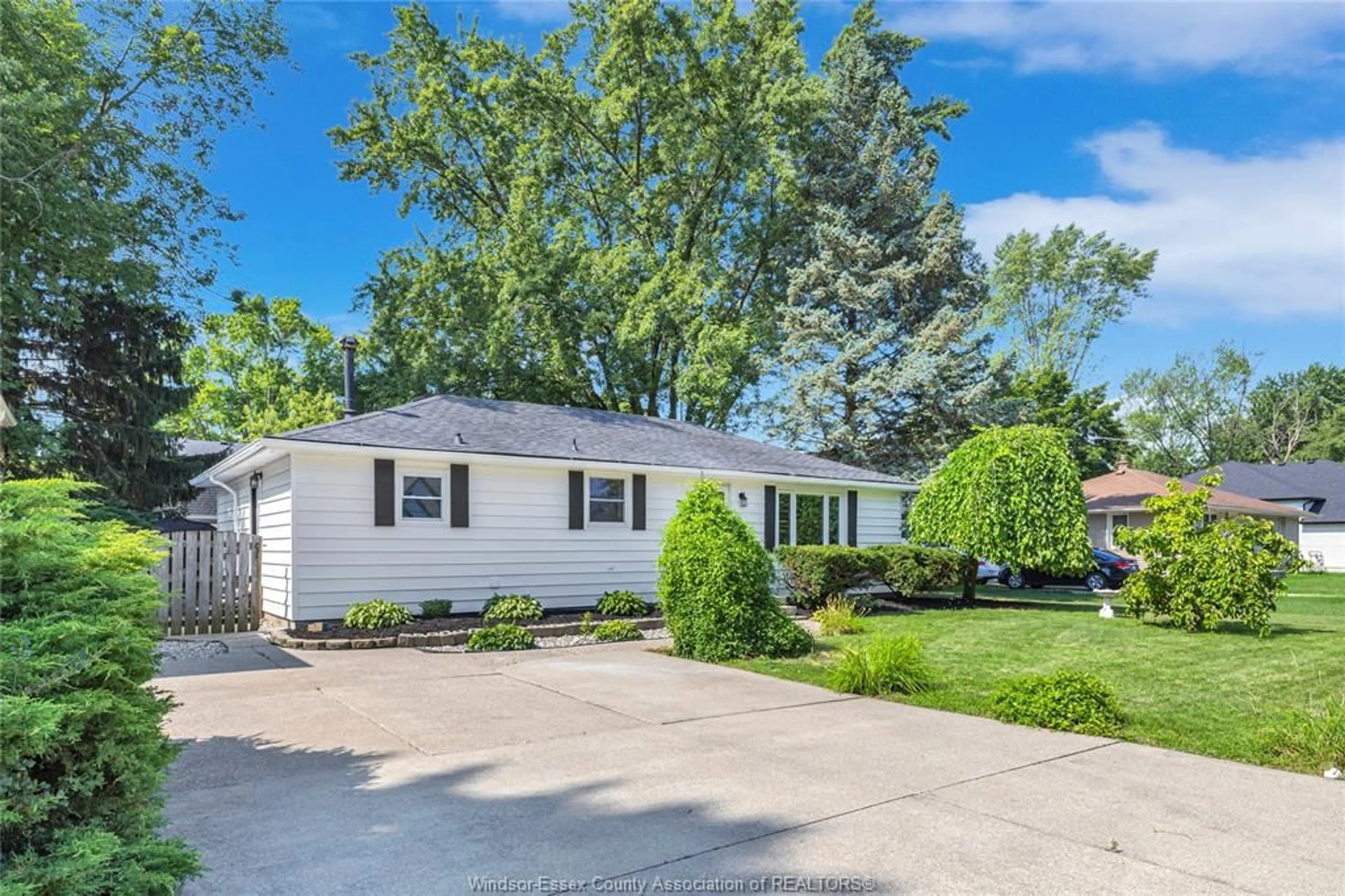 Home with vinyl exterior material, street for 390 BOUFFARD, LaSalle Ontario N9J 1G2