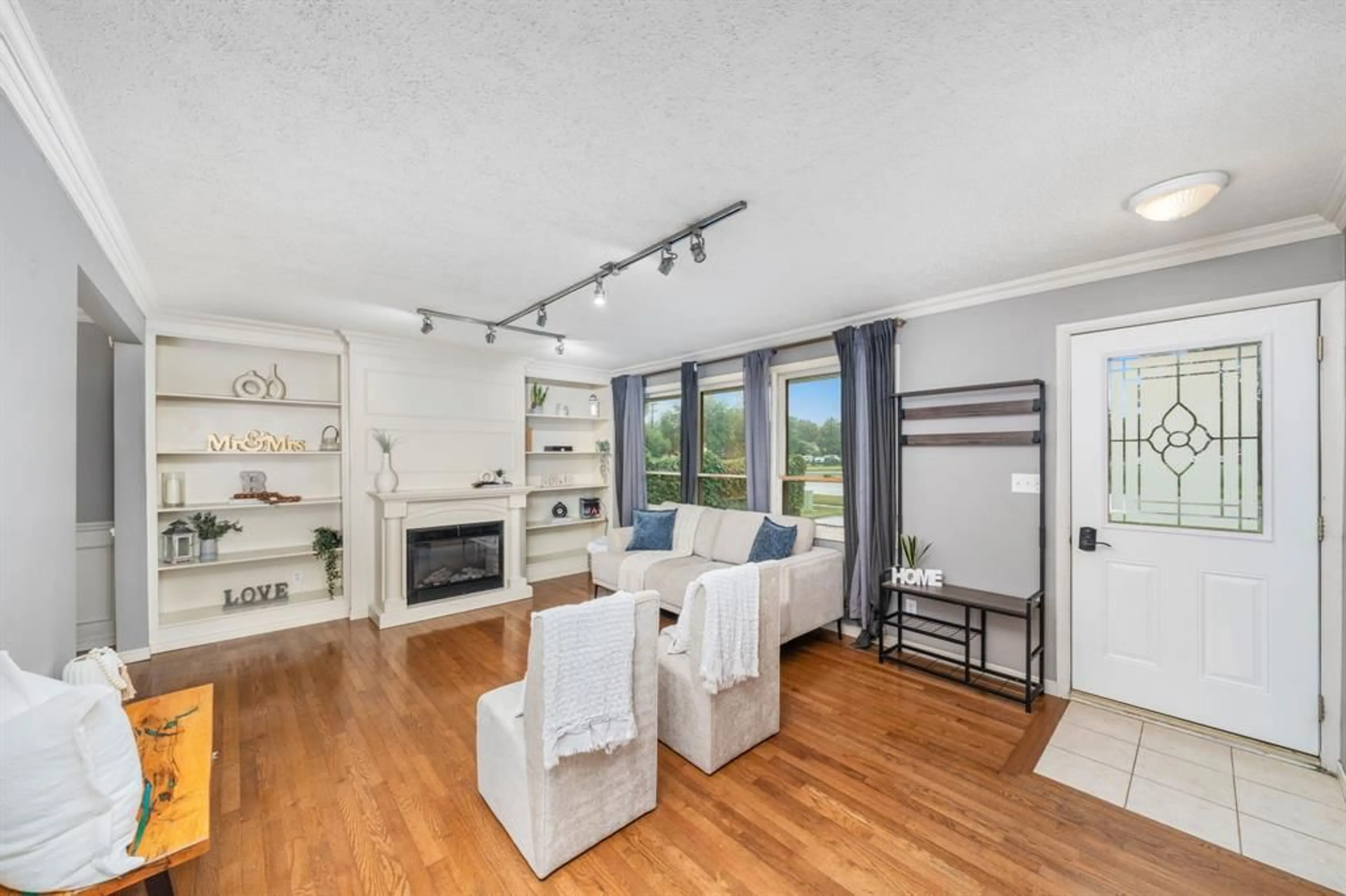 Living room with furniture, unknown for 711 Cathcart Blvd, Sarnia Ontario N7V 2N6