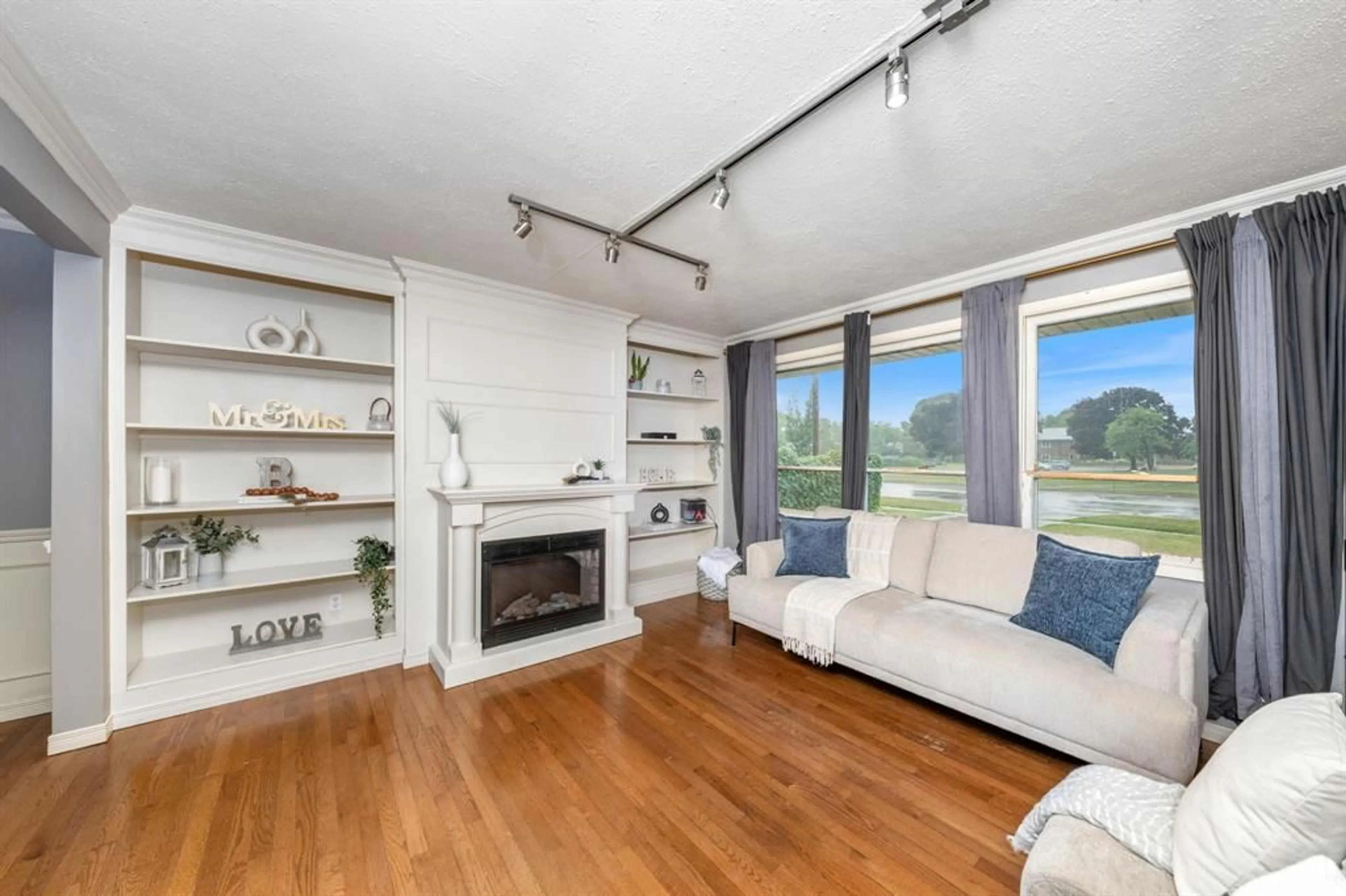 Living room with furniture, wood/laminate floor for 711 Cathcart Blvd, Sarnia Ontario N7V 2N6