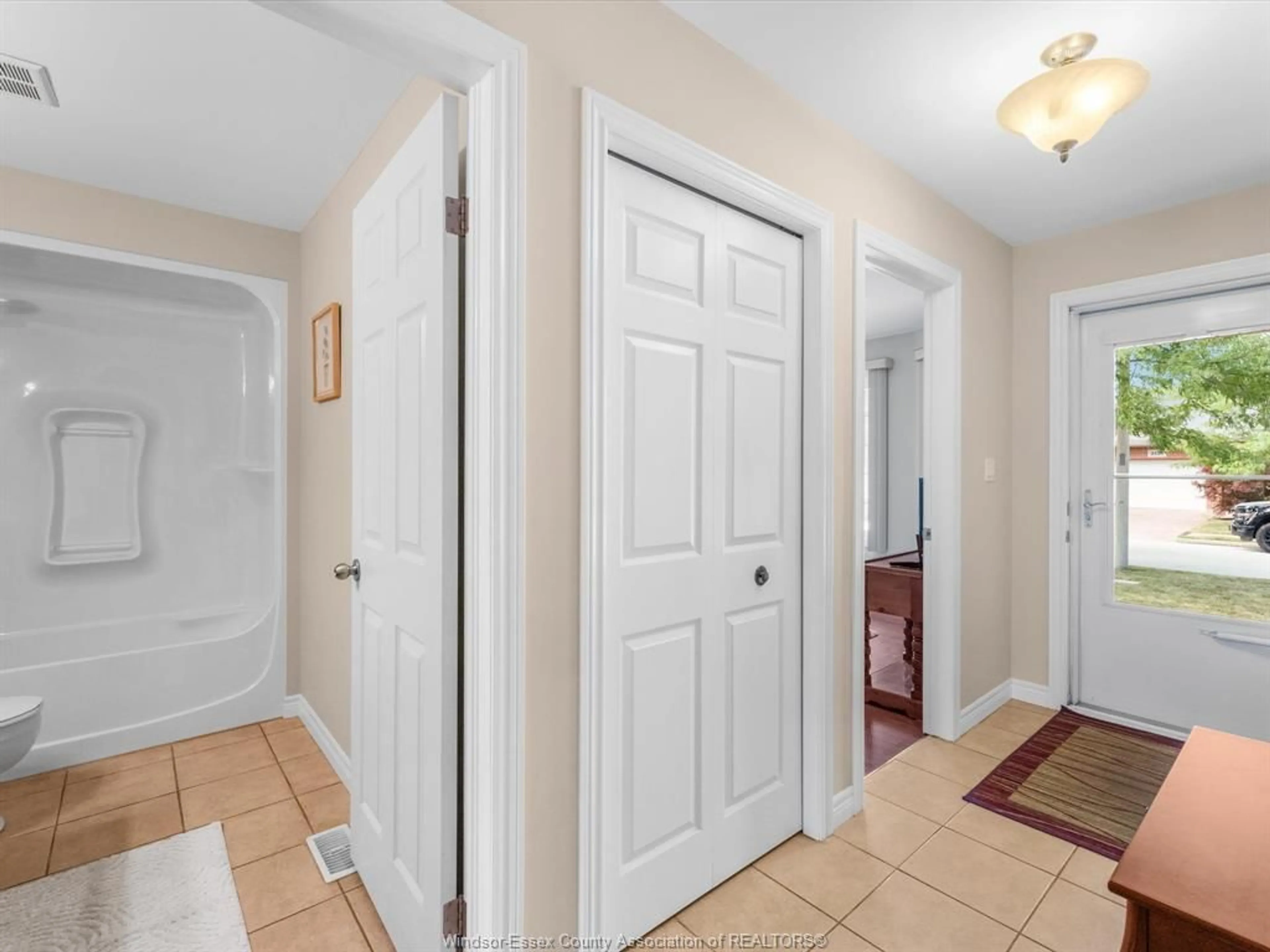 Indoor entryway for 2148 Luxury Ave, Windsor Ontario N8P 1W9