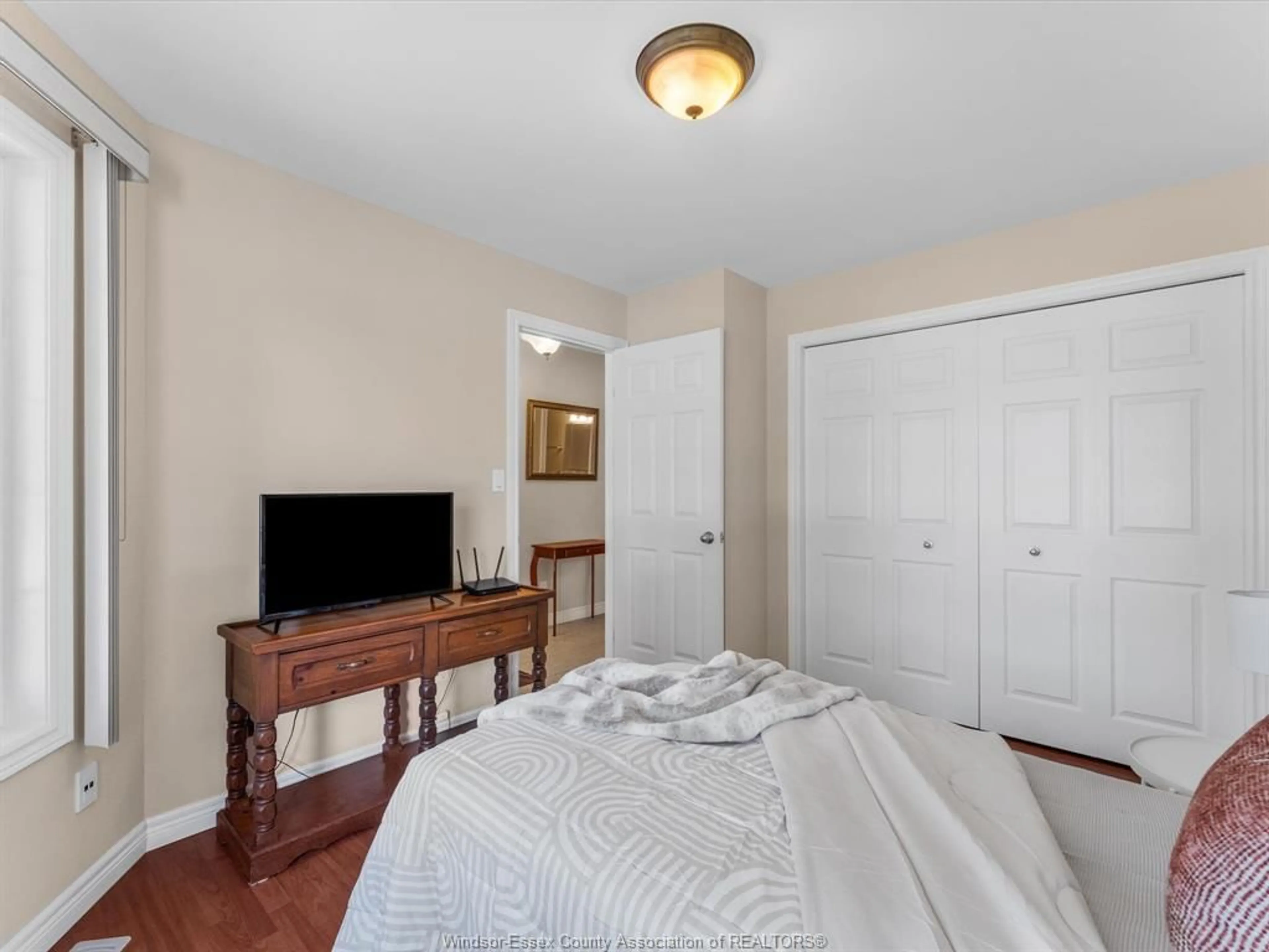 A pic of a room for 2148 Luxury Ave, Windsor Ontario N8P 1W9