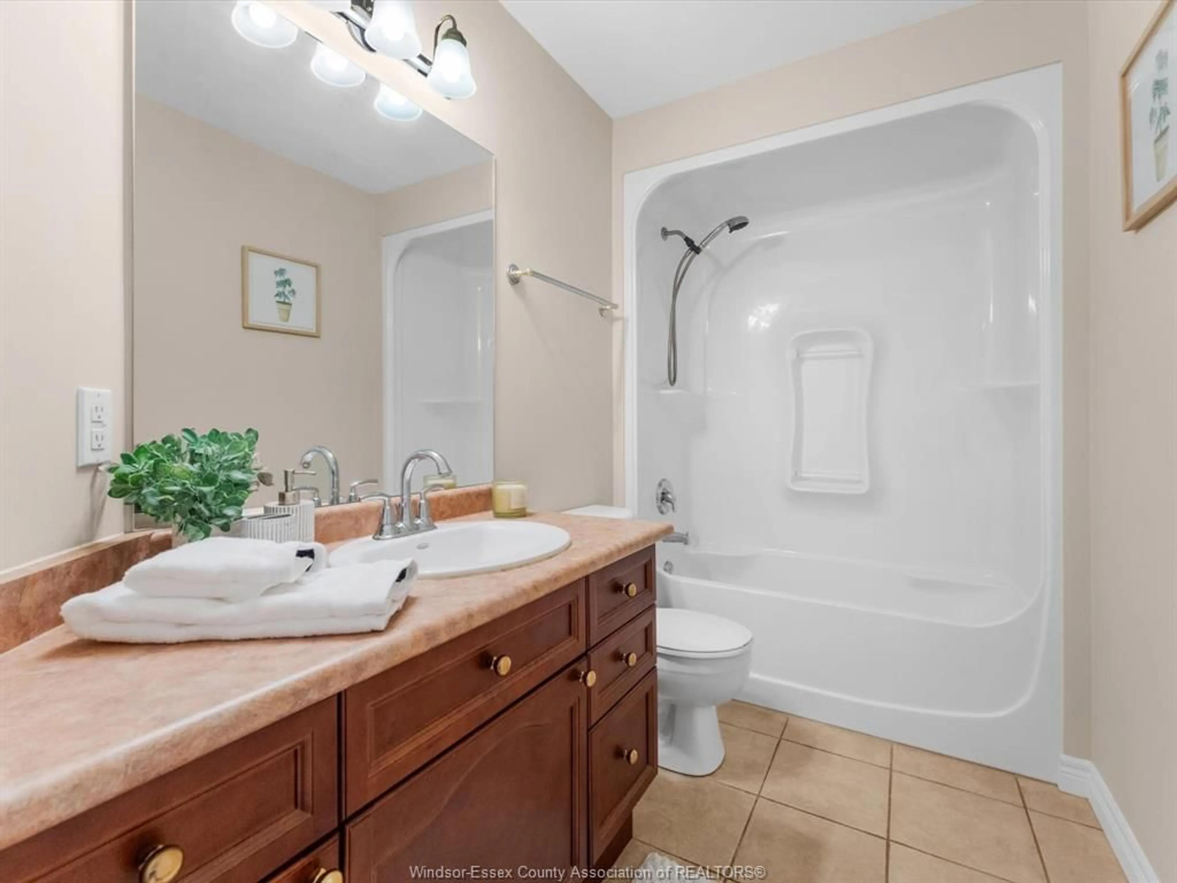 Standard bathroom, ceramic/tile floor for 2148 Luxury Ave, Windsor Ontario N8P 1W9