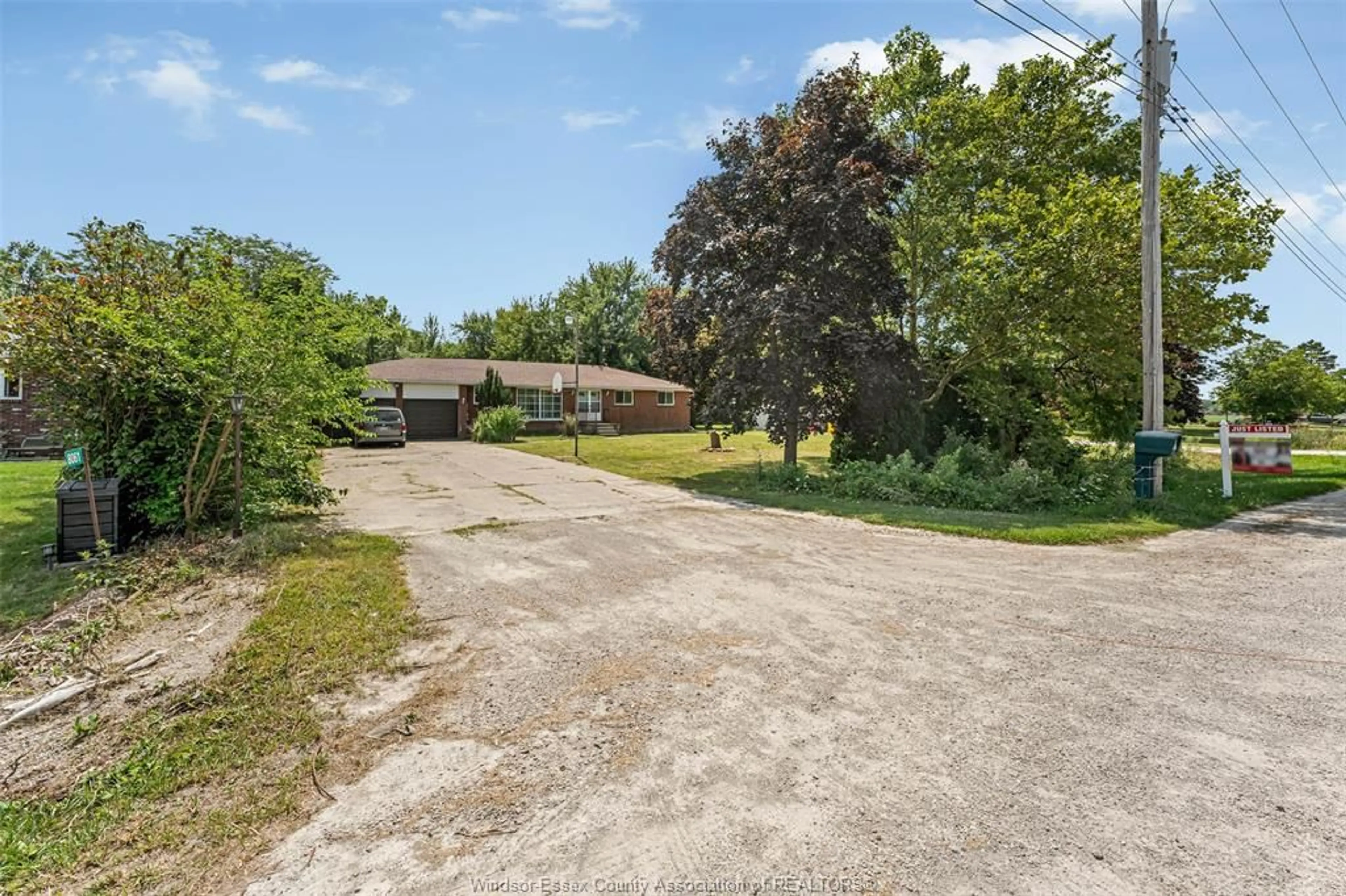 A pic from outside/outdoor area/front of a property/back of a property/a pic from drone, street for 8061 MIDDLE SIDE Rd, Amherstburg Ontario N0R 1J0