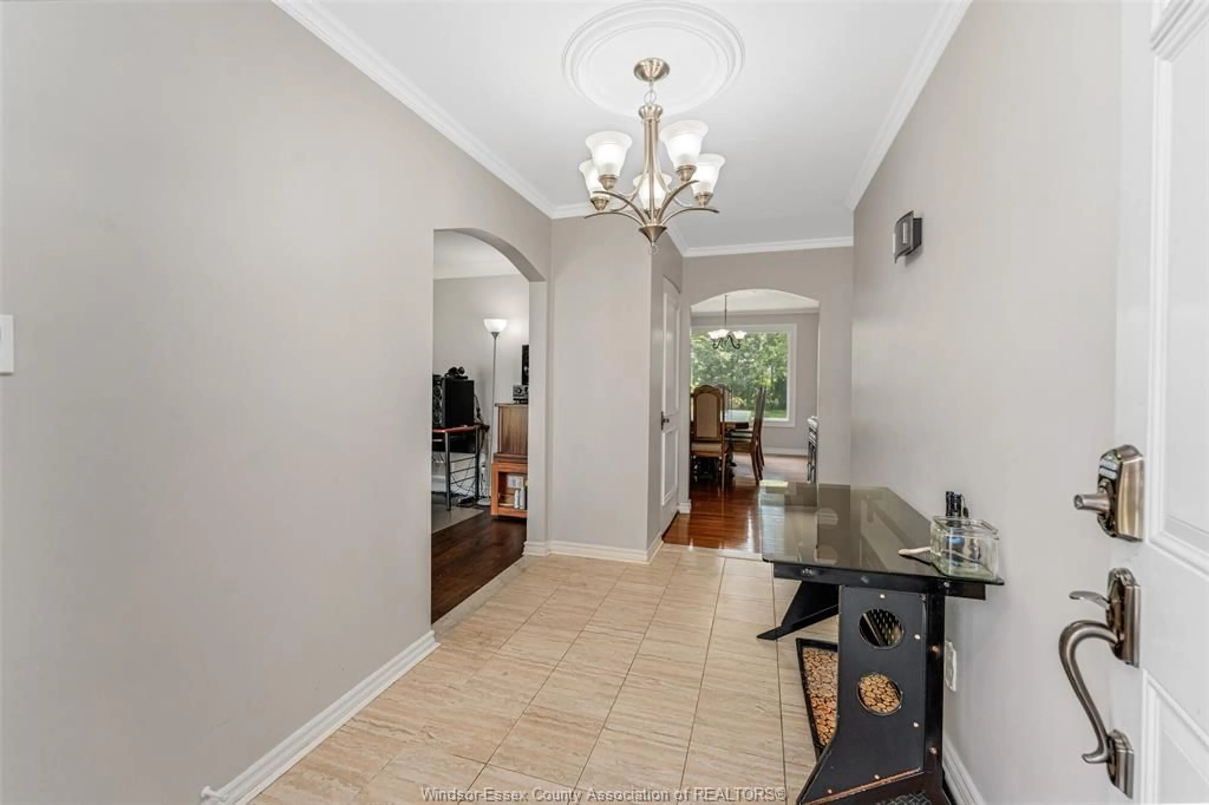 Indoor foyer for 8061 MIDDLE SIDE Rd, Amherstburg Ontario N0R 1J0