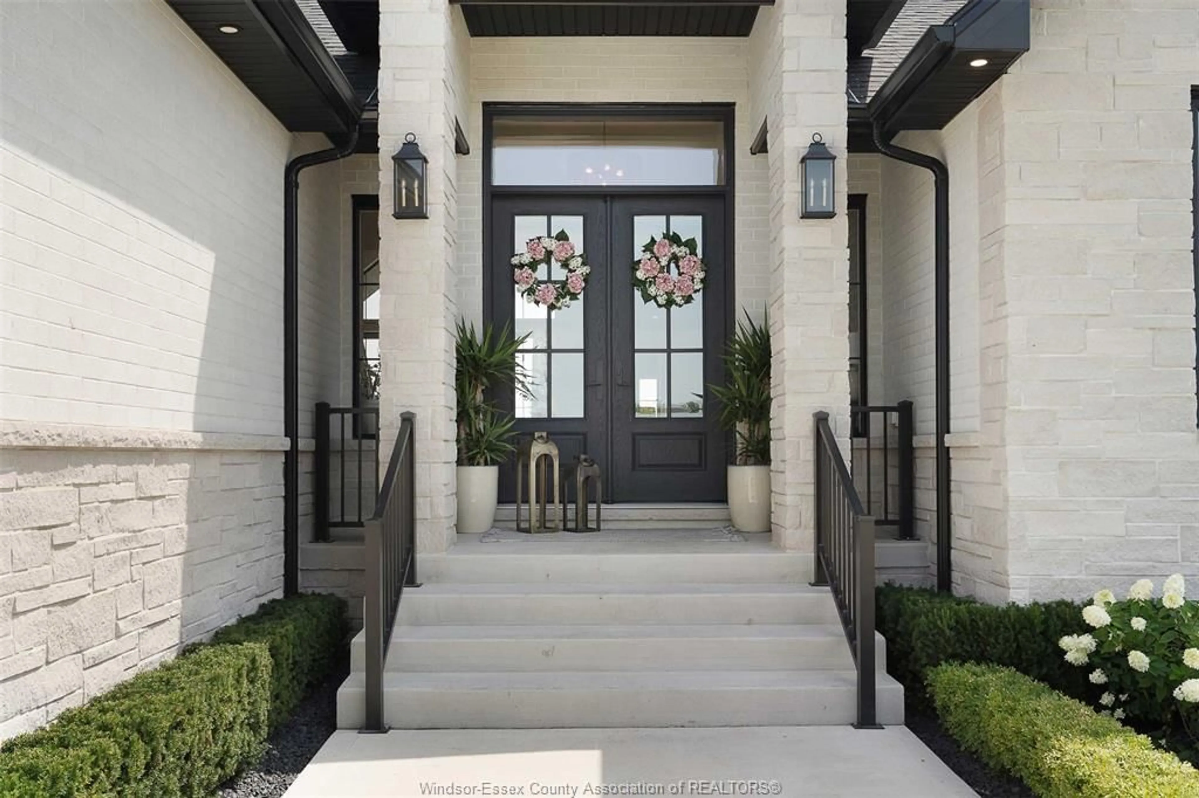 Indoor entryway for 14 HEATHVIEW Trail, Leamington Ontario N8H 0C5