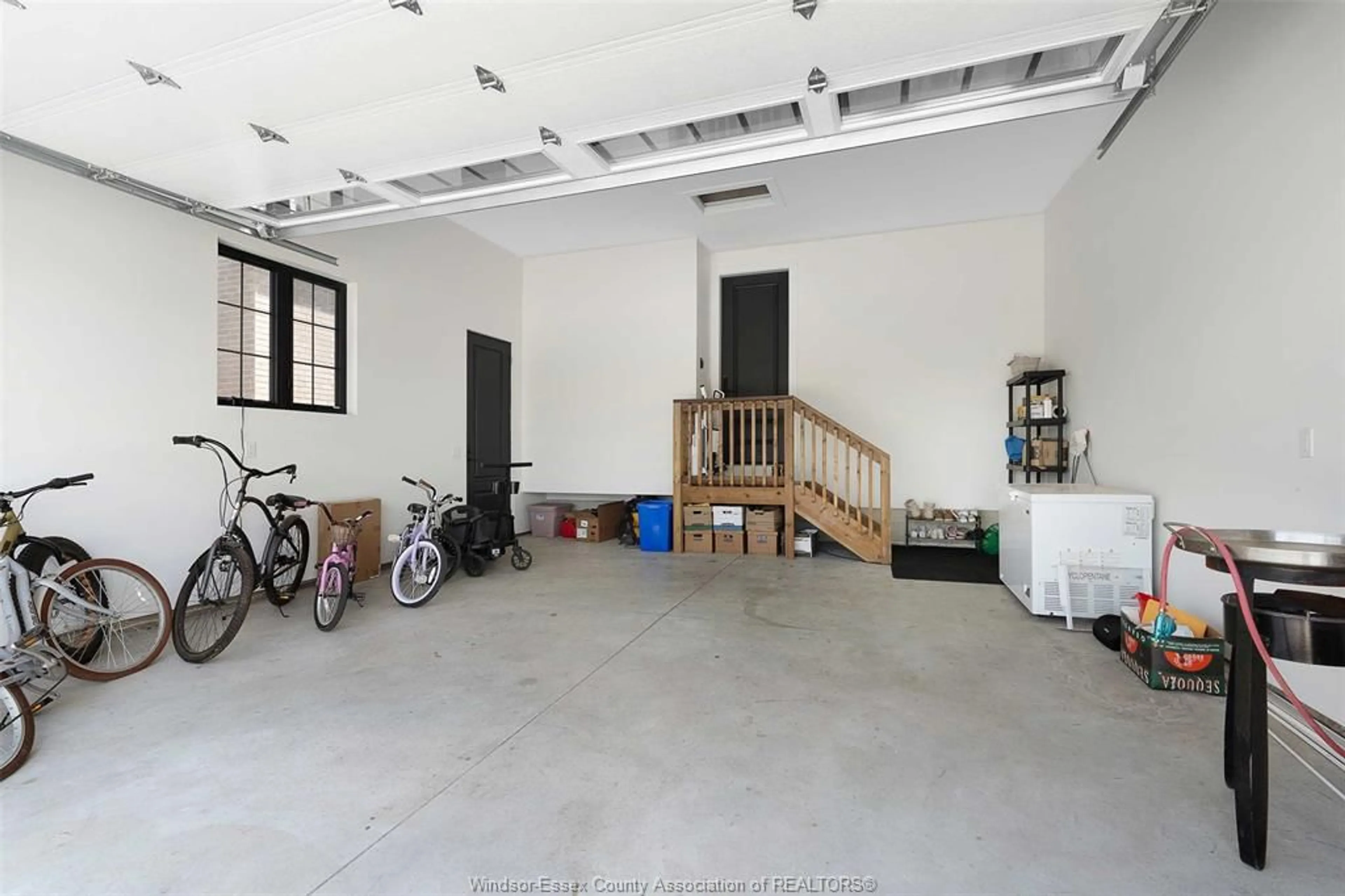 Indoor garage for 14 HEATHVIEW Trail, Leamington Ontario N8H 0C5