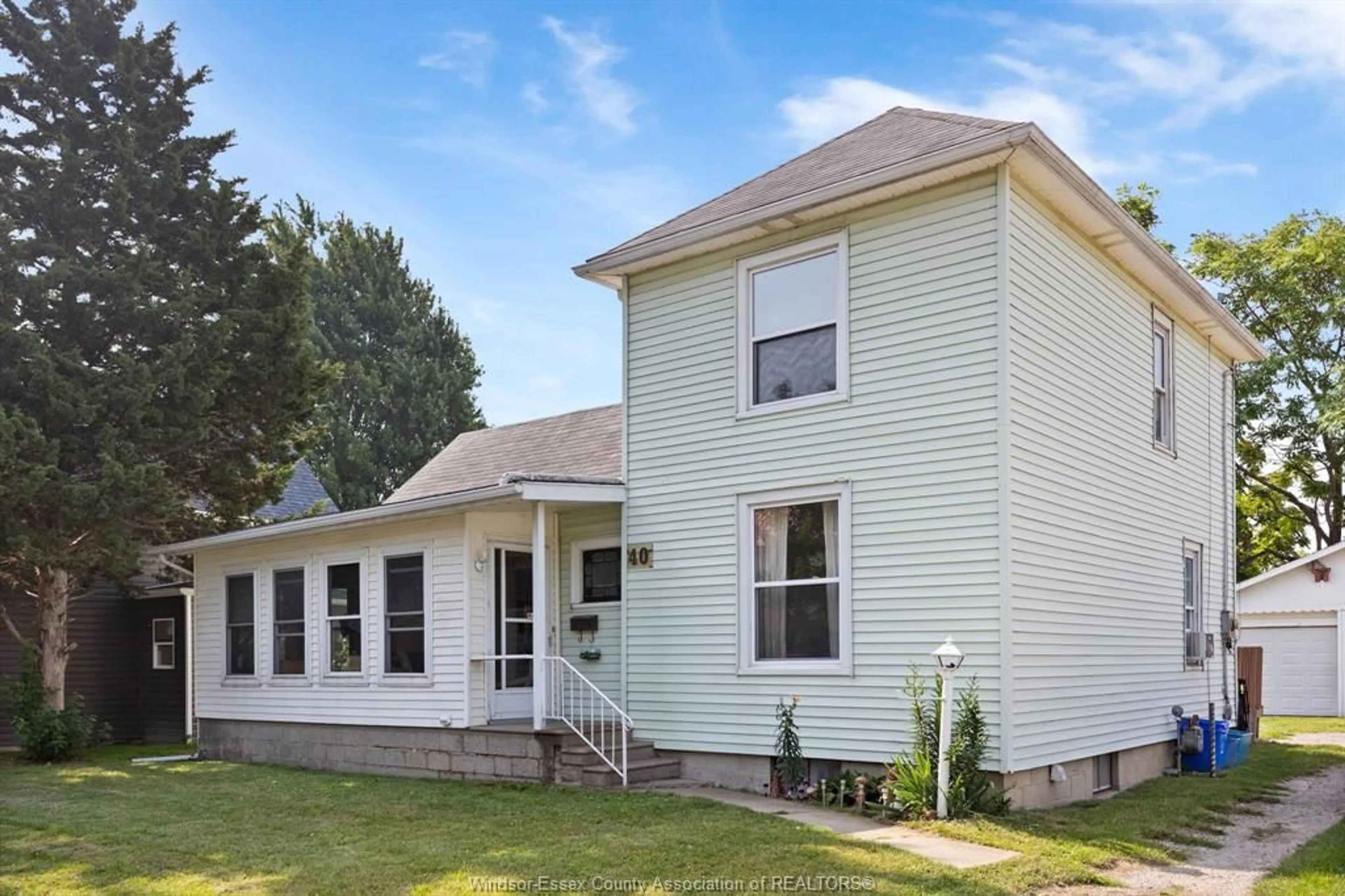 Home with vinyl exterior material, building for 40 ORANGE St, Leamington Ontario N8H 1P7