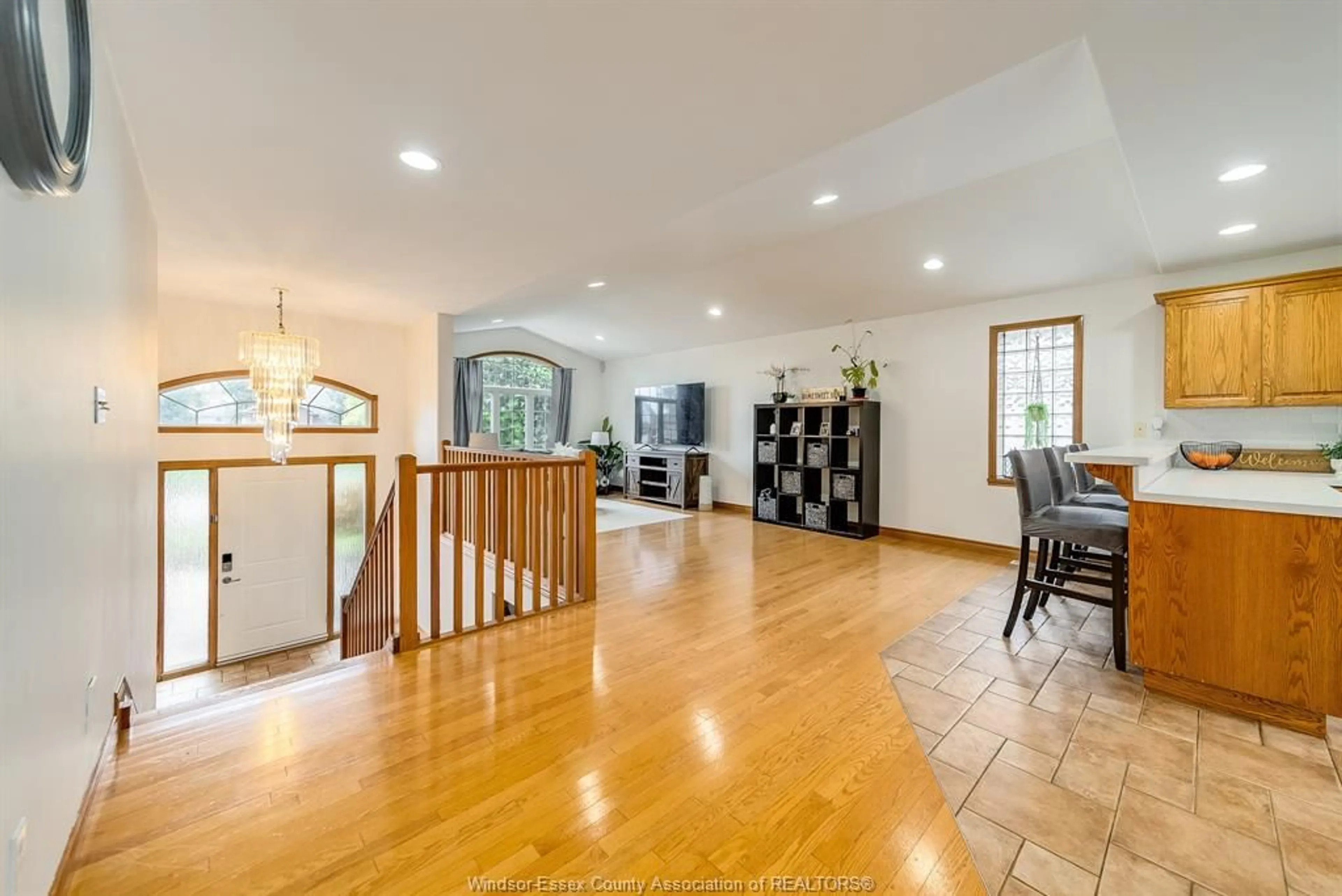 Indoor foyer for 229 GIGNAC Cres, LaSalle Ontario N9J 3S4