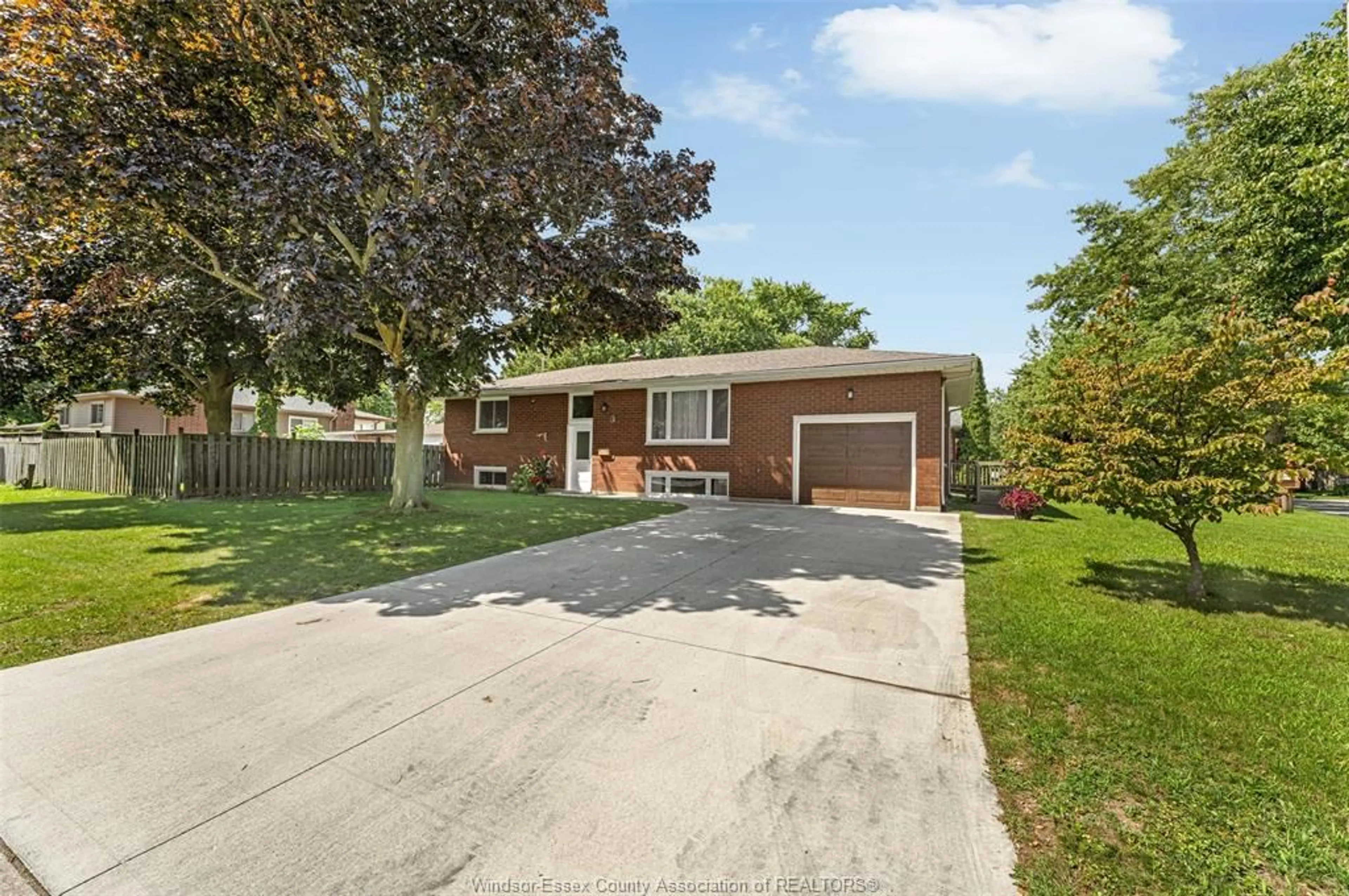 Unknown for 1 SUTTON Dr, Leamington Ontario N8H 4P3