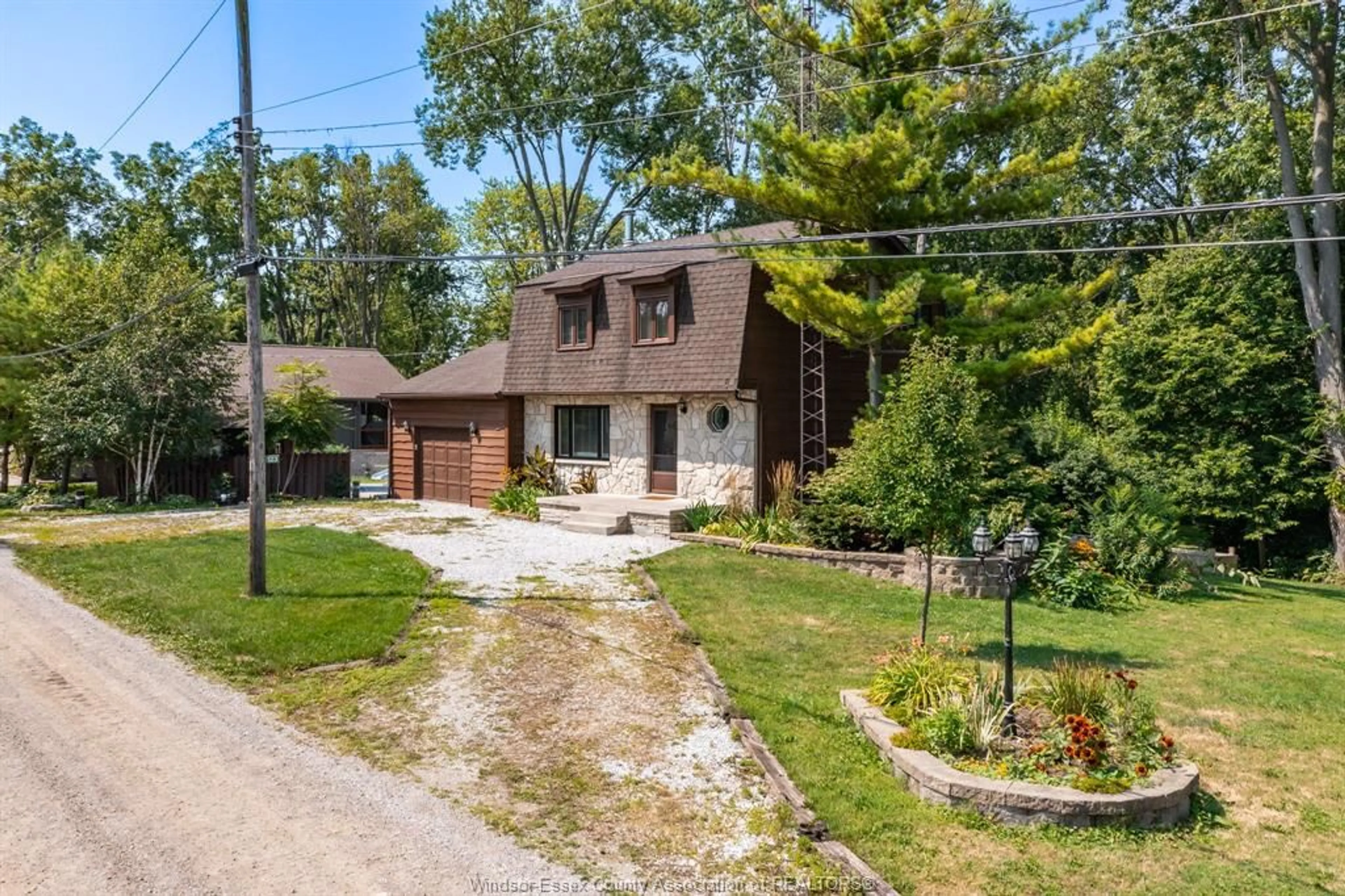 A pic from outside/outdoor area/front of a property/back of a property/a pic from drone, street for 123 DAHINDA Dr, Harrow Ontario N0R 1G0