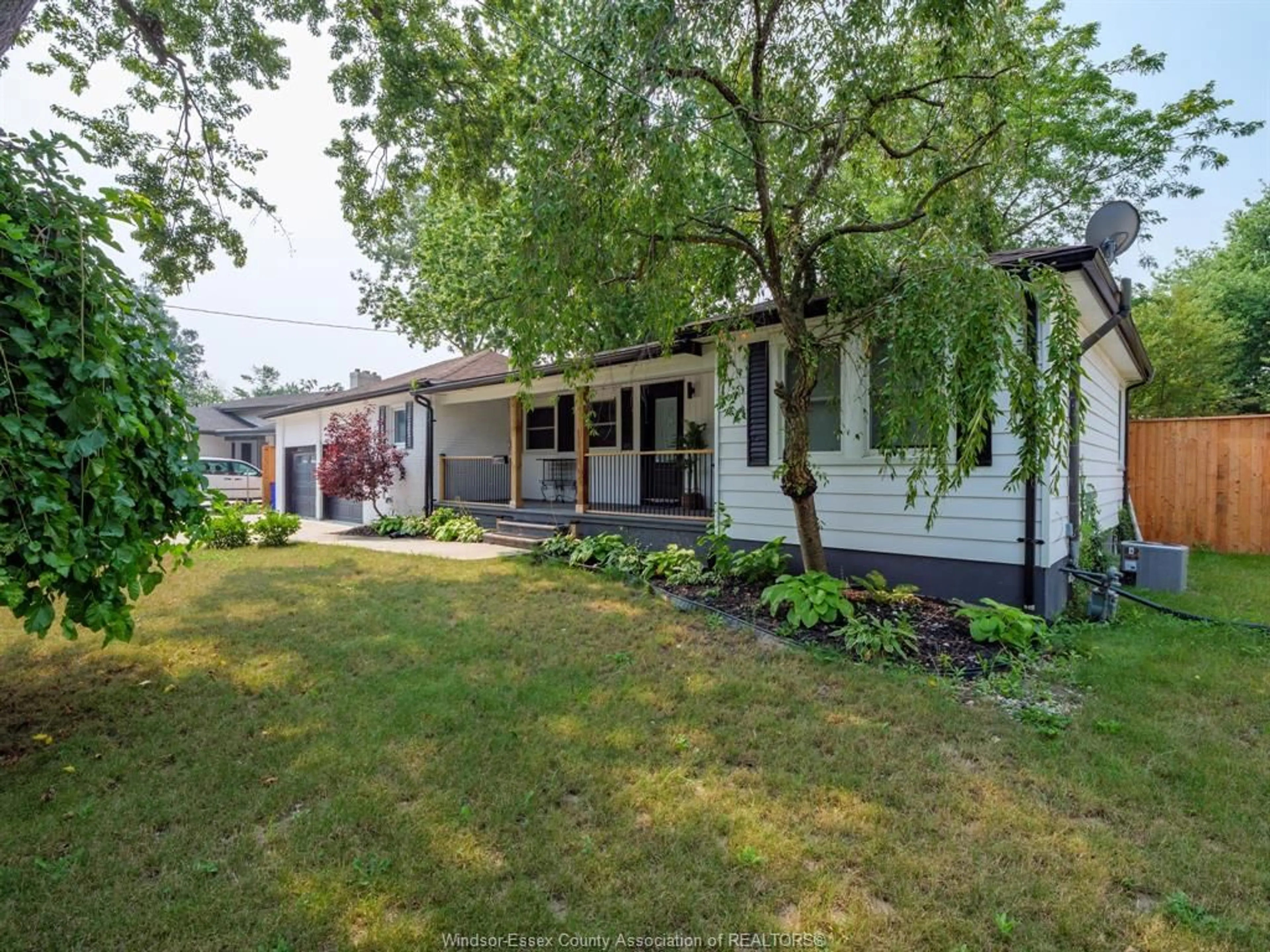 A pic from outside/outdoor area/front of a property/back of a property/a pic from drone, street for 4325 ROSELAND Dr, Windsor Ontario N9G 2A1