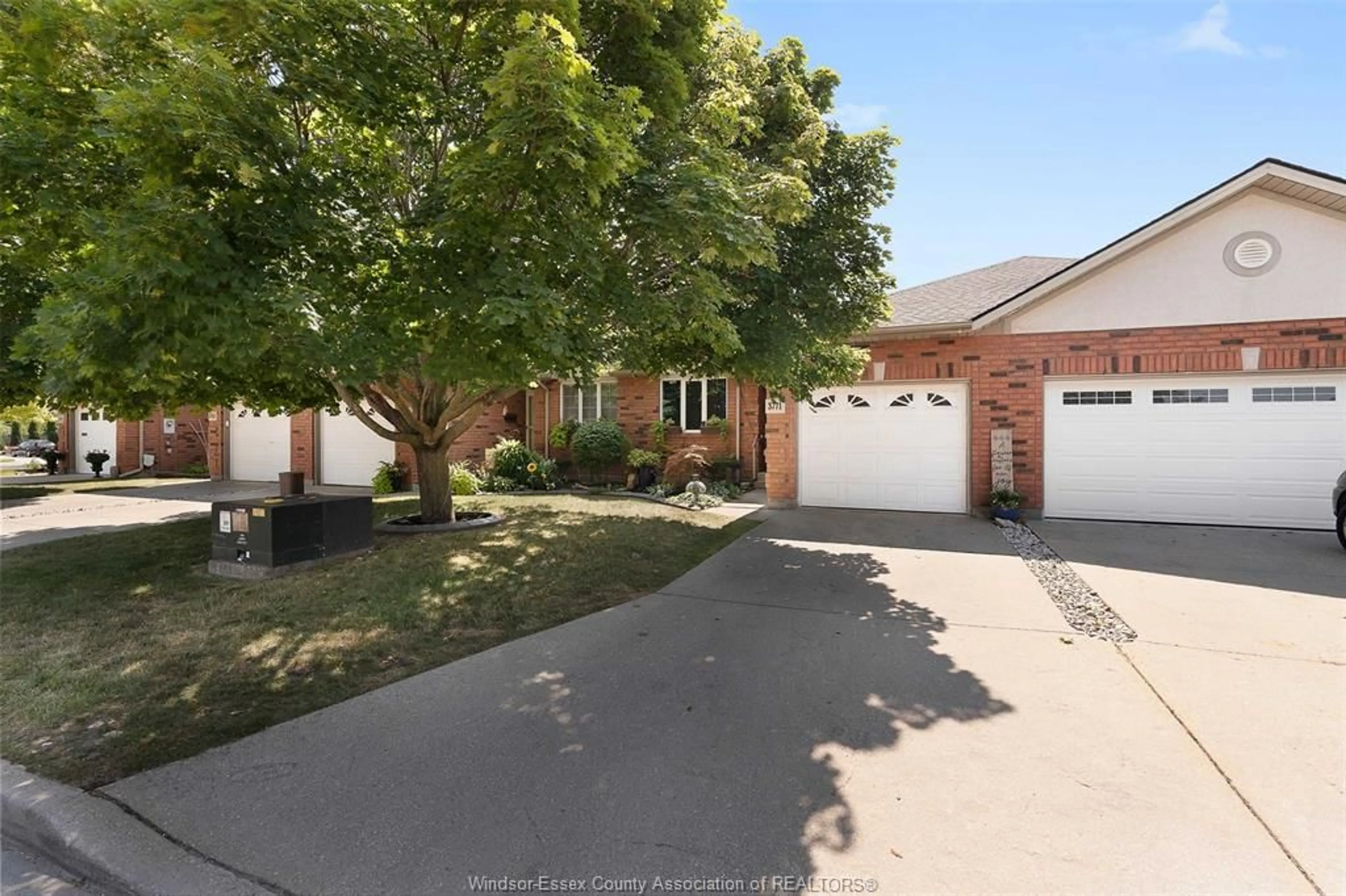 A pic from outside/outdoor area/front of a property/back of a property/a pic from drone, street for 3771 PRAIRIE Crt, Windsor Ontario N9G 2X4