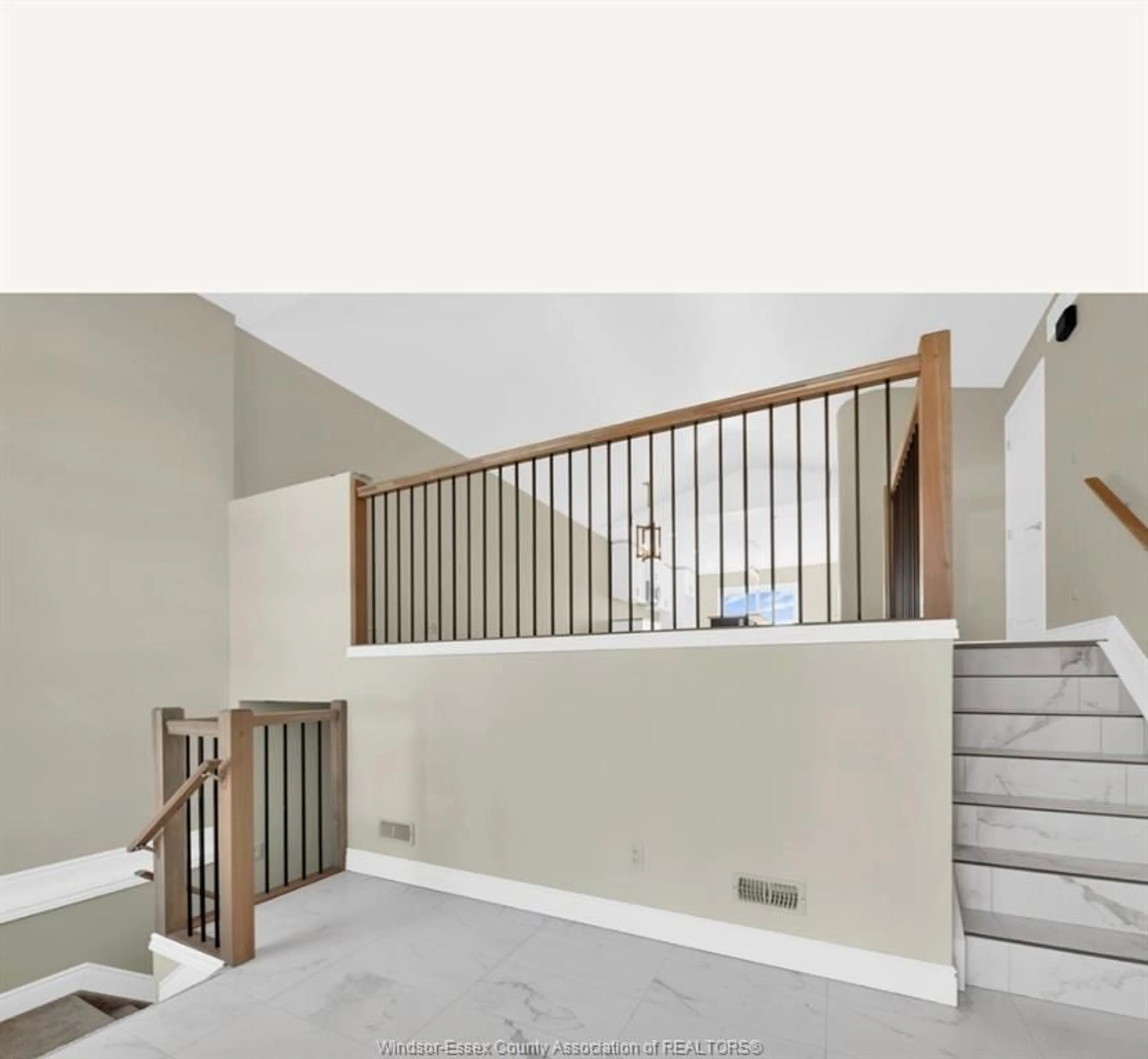 Stairs for 103 KINGSBRIDGE Dr, Amherstburg Ontario N9V 4B6