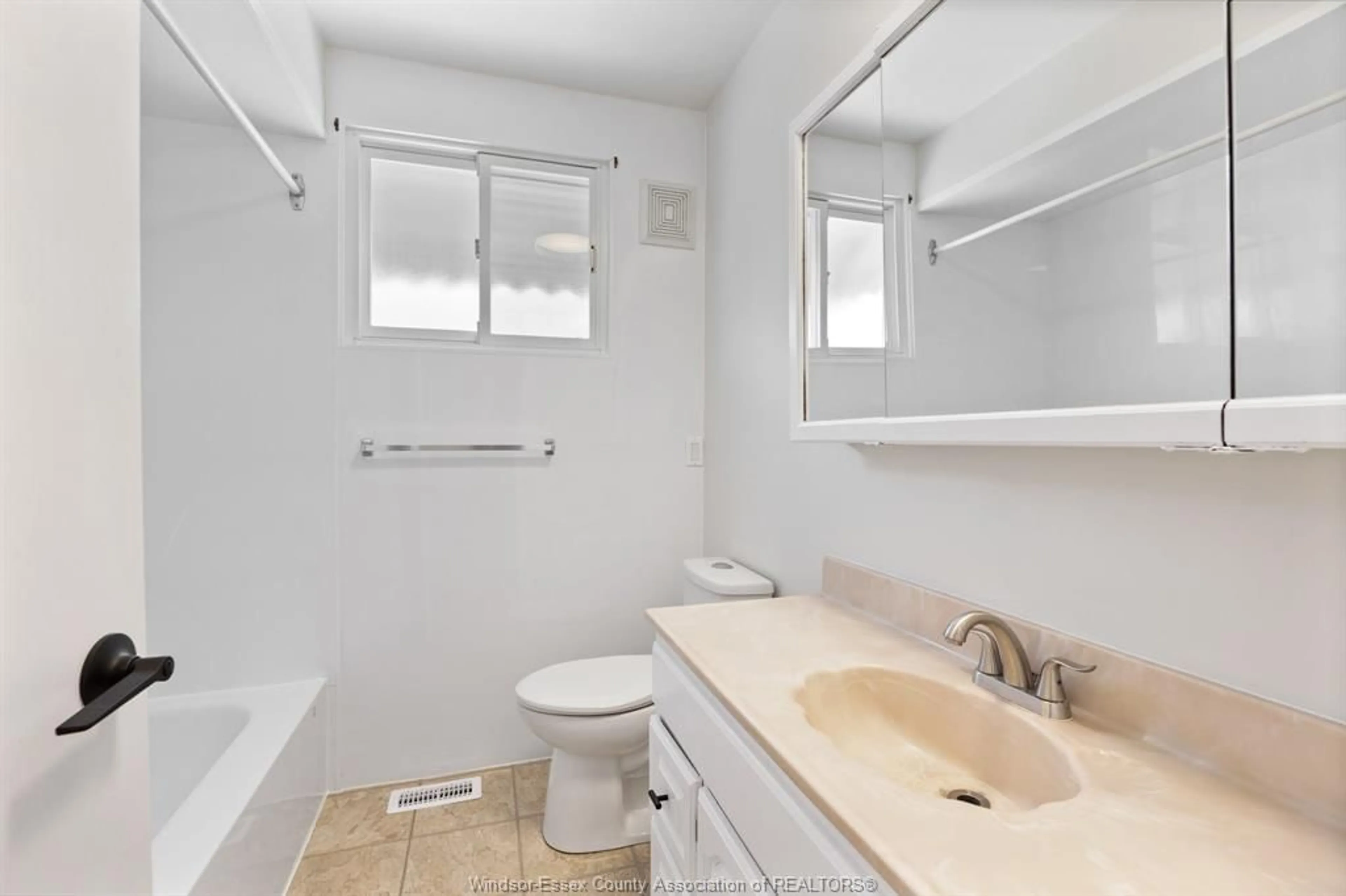 Standard bathroom, ceramic/tile floor for 1653 GEORGE, Windsor Ontario N8Y 2Y5