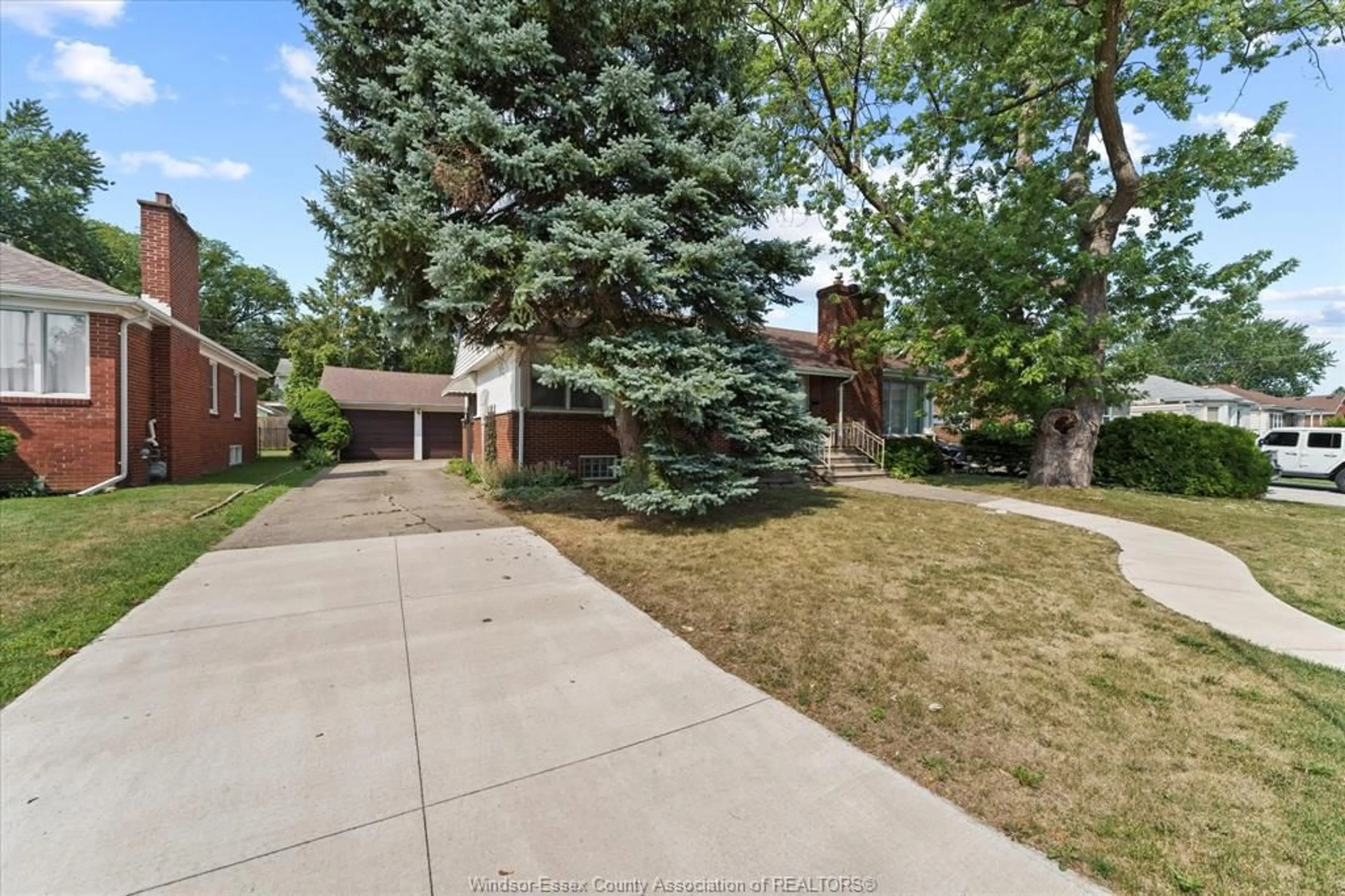 A pic from outside/outdoor area/front of a property/back of a property/a pic from drone, street for 1929 OLIVE Rd, Windsor Ontario N8T 1R4