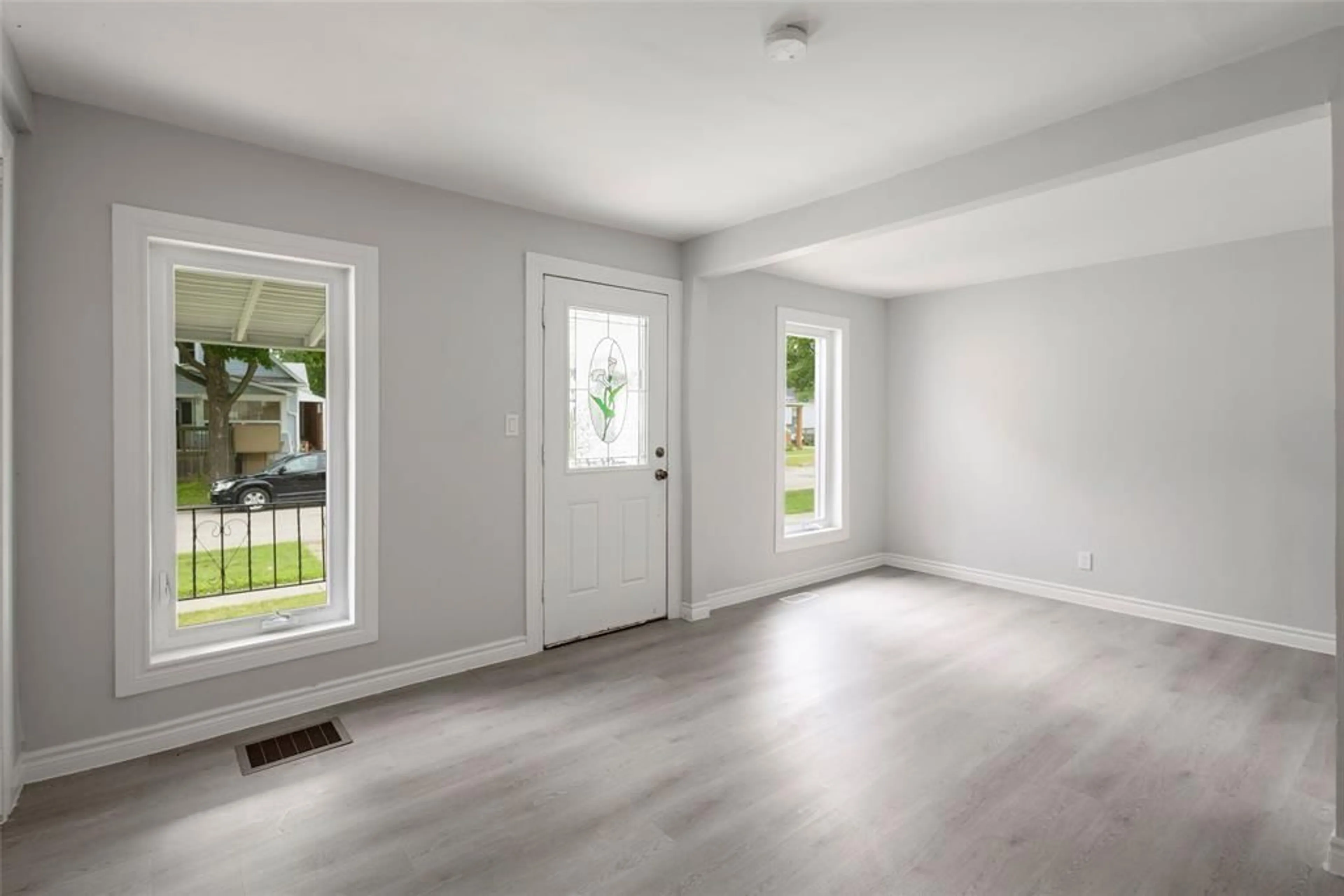 Indoor entryway for 239 Proctor St, Sarnia Ontario N7T 3G8