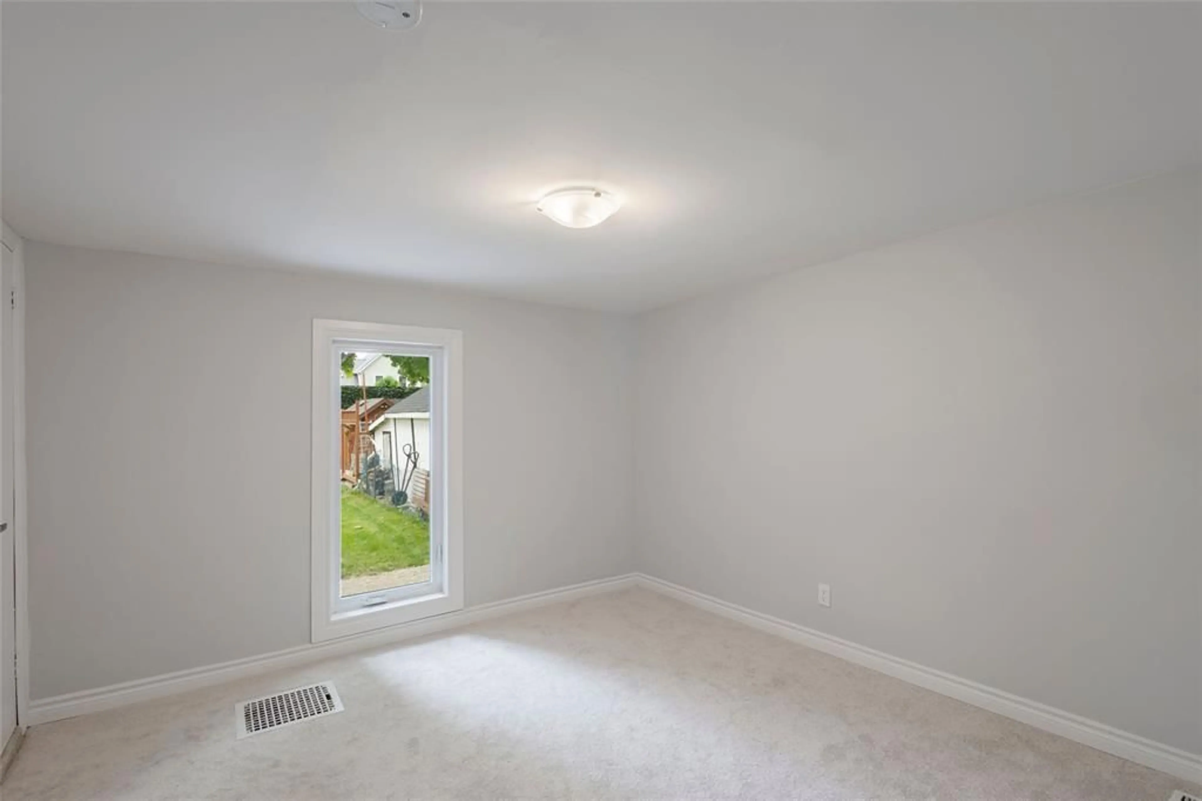 A pic of a room for 239 Proctor St, Sarnia Ontario N7T 3G8