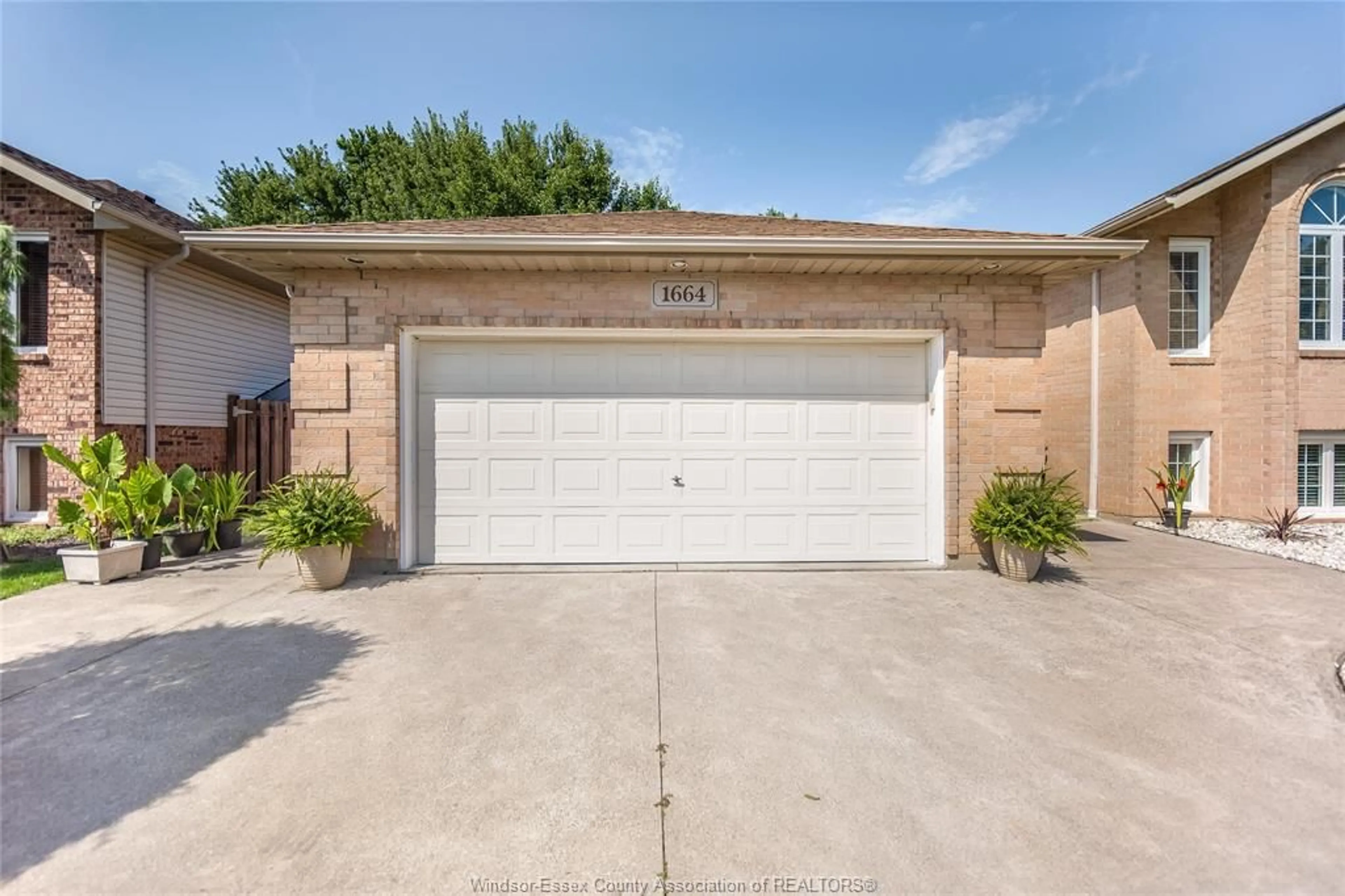 Indoor garage for 1664 LYONS Ave, LaSalle Ontario N9J 3K4