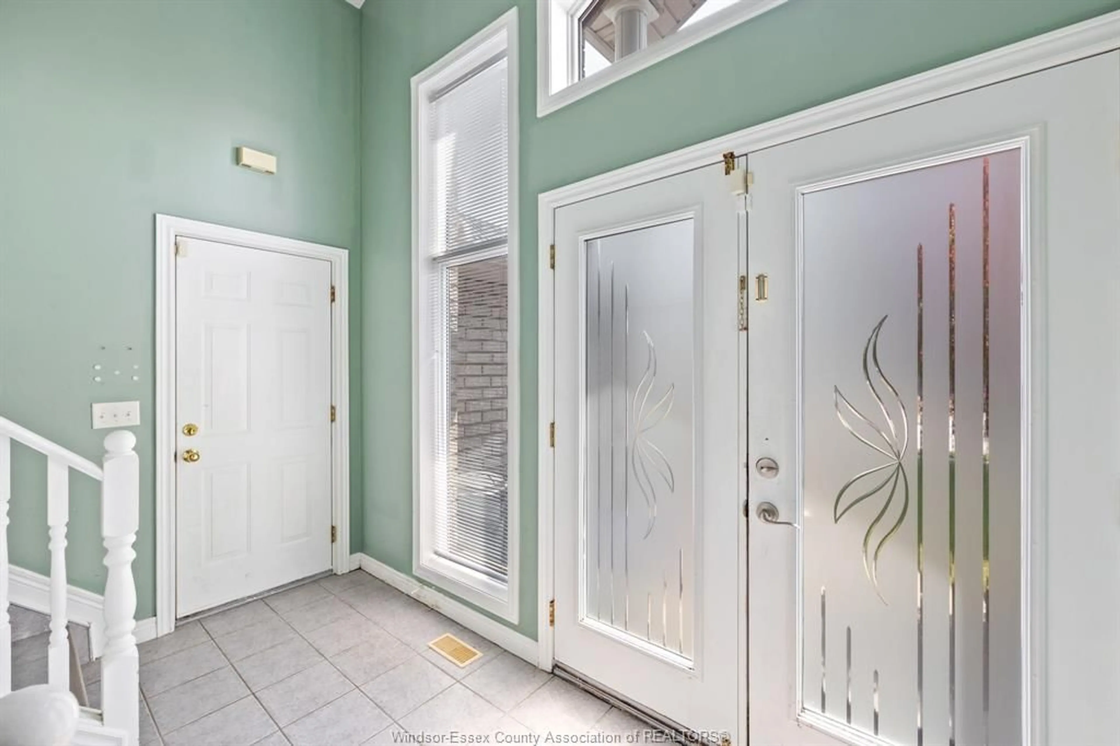 Indoor entryway for 3646 HOLBURN St, Windsor Ontario N9E 4V4