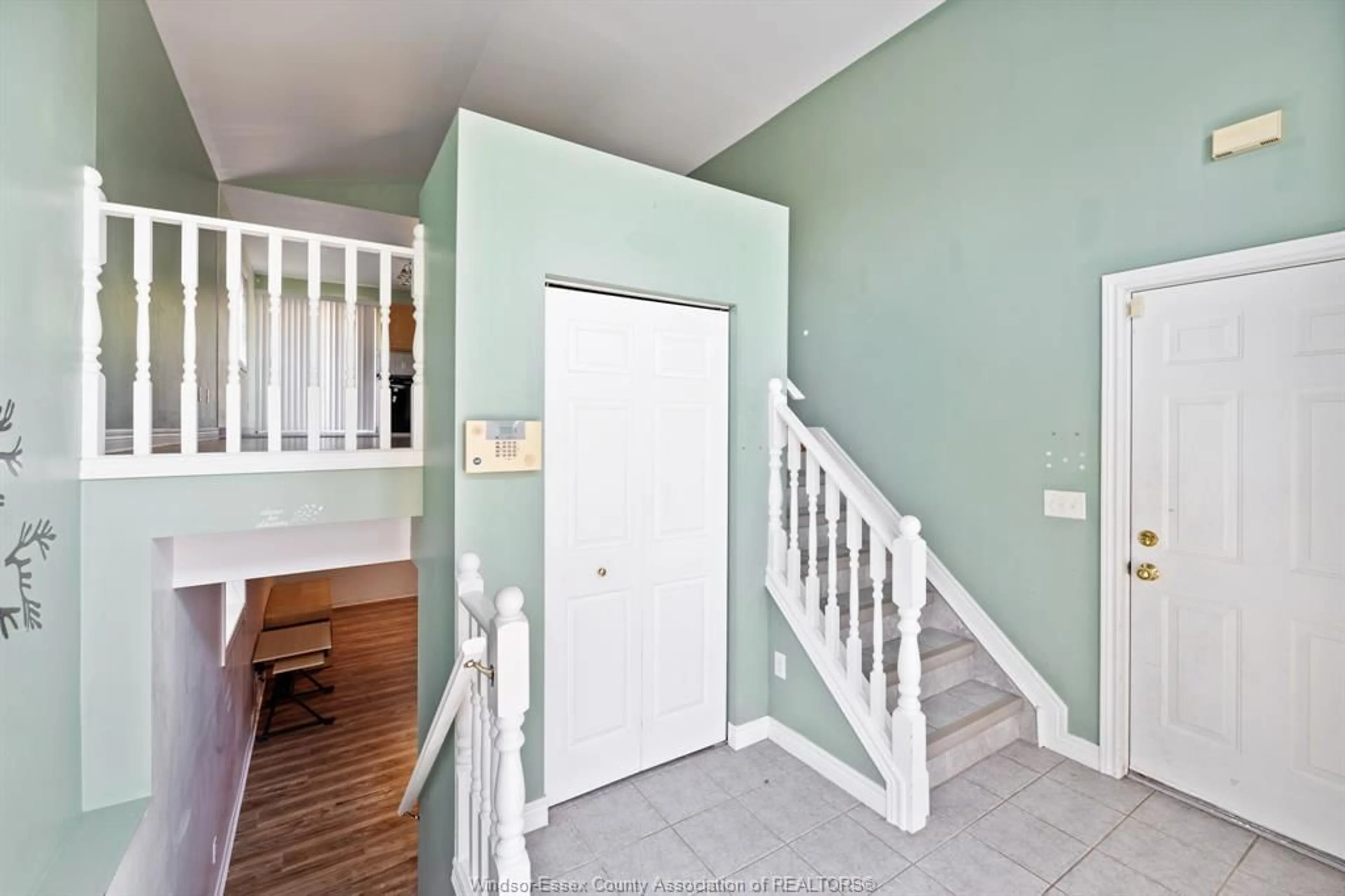 Indoor entryway for 3646 HOLBURN St, Windsor Ontario N9E 4V4