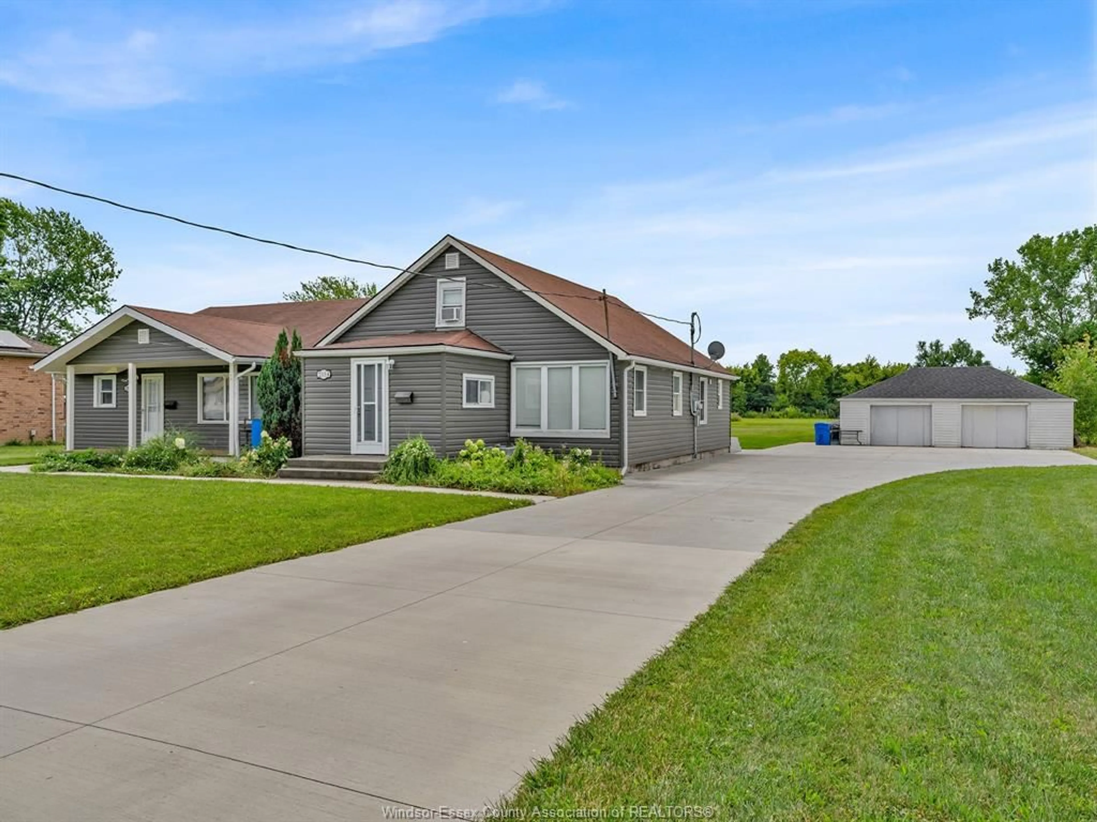 A pic from outside/outdoor area/front of a property/back of a property/a pic from drone, street for 215 Texas, Amherstburg Ontario N9V 2R8