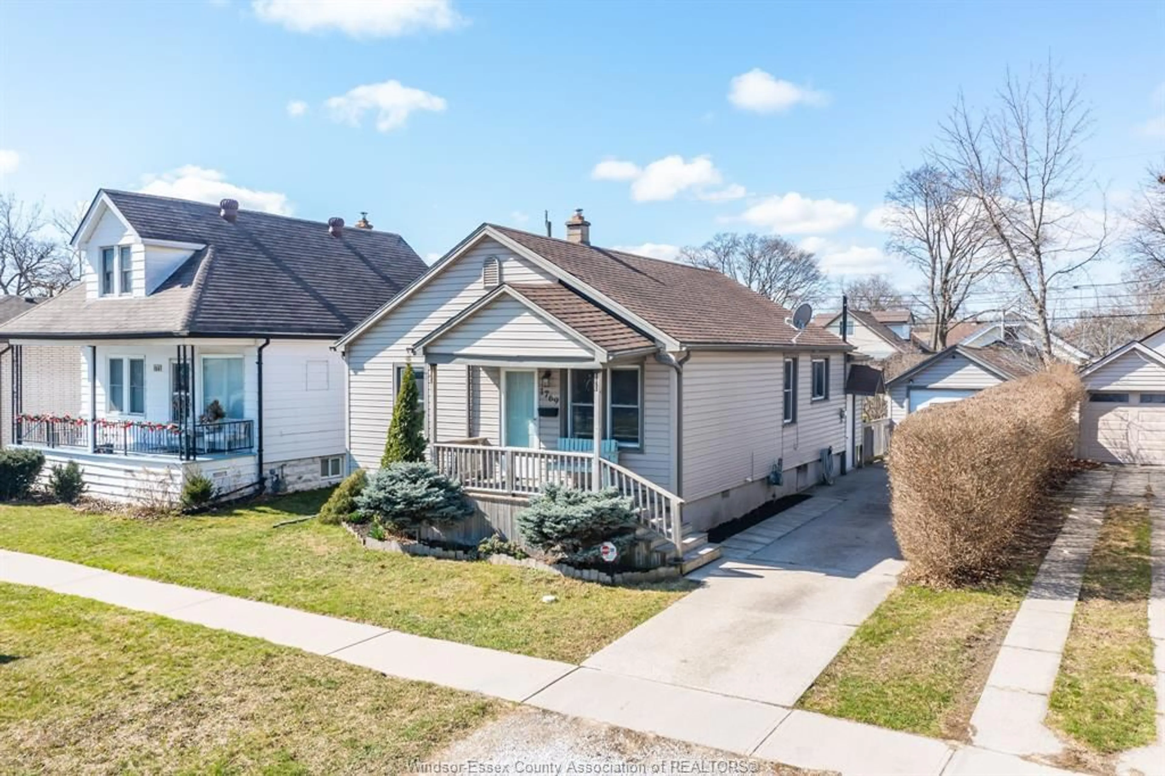 A pic from outside/outdoor area/front of a property/back of a property/a pic from drone, street for 1769 HICKORY, Windsor Ontario N8Y 3T4