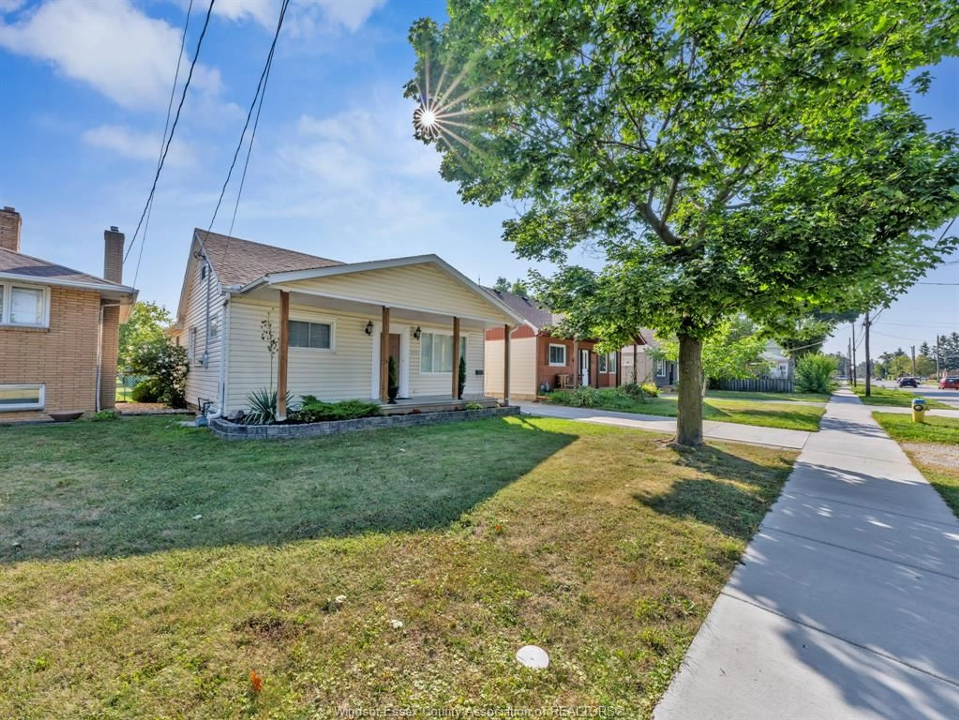 A pic from outside/outdoor area/front of a property/back of a property/a pic from drone, street for 2532 Jos St Louis Ave, Windsor Ontario N8T 2M5