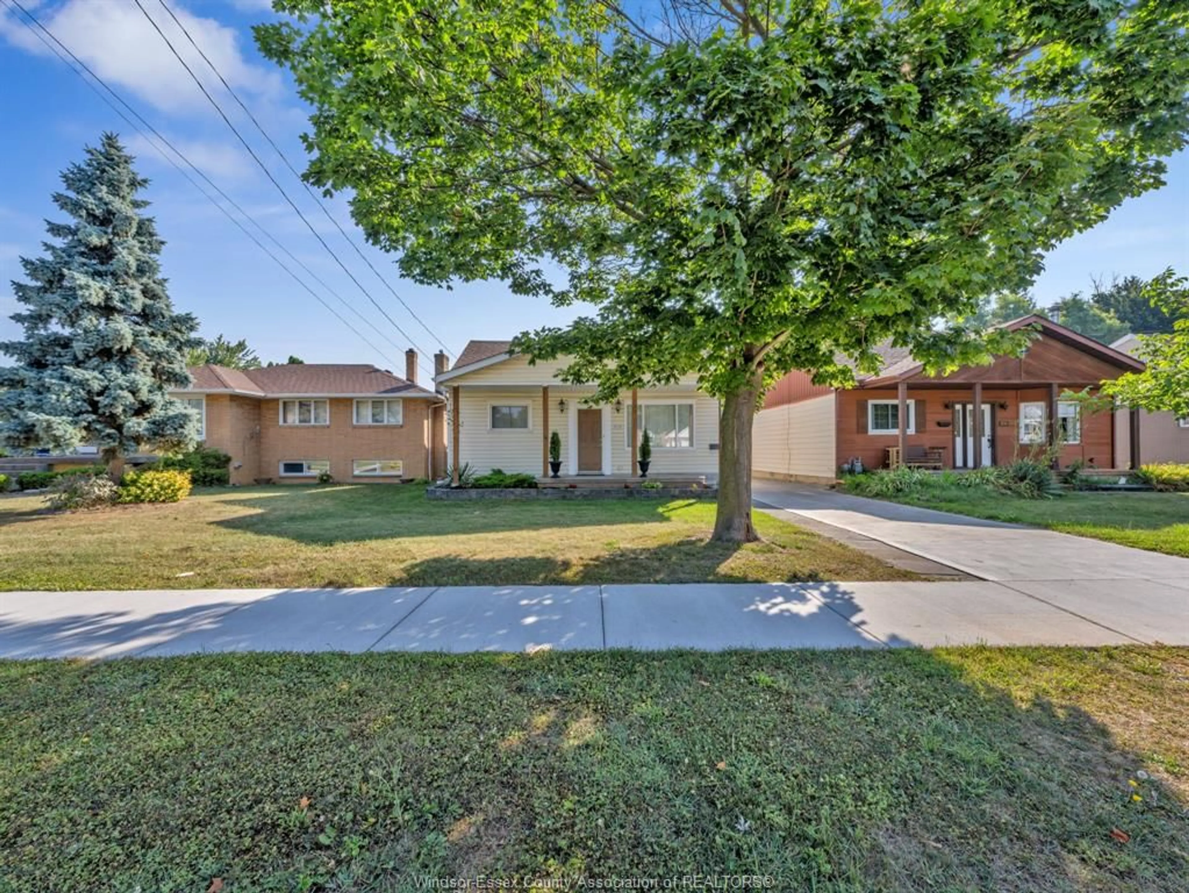 A pic from outside/outdoor area/front of a property/back of a property/a pic from drone, street for 2532 Jos St Louis Ave, Windsor Ontario N8T 2M5