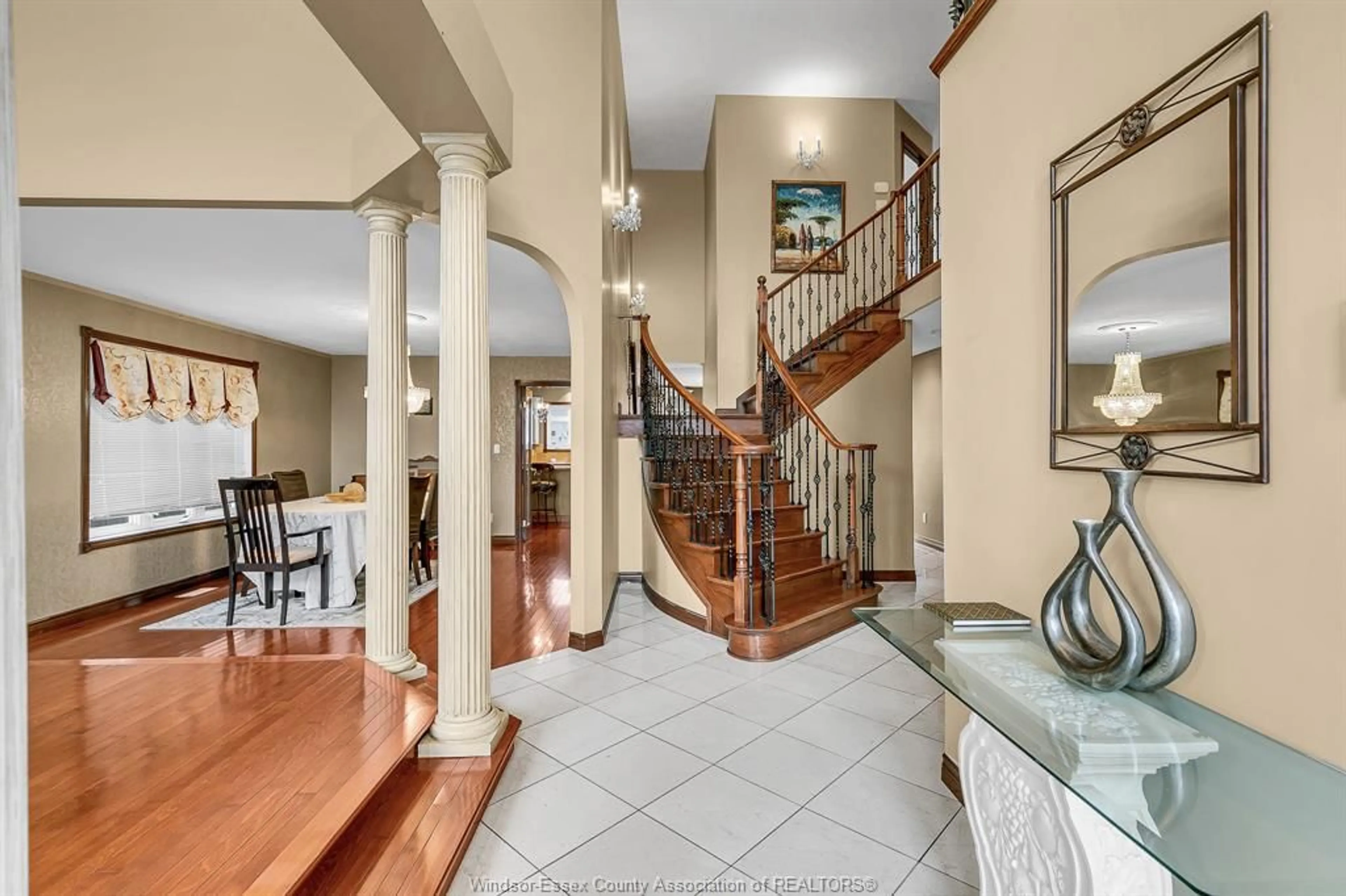 Indoor foyer for 924 MASSIMO, Windsor Ontario N9G 3C6