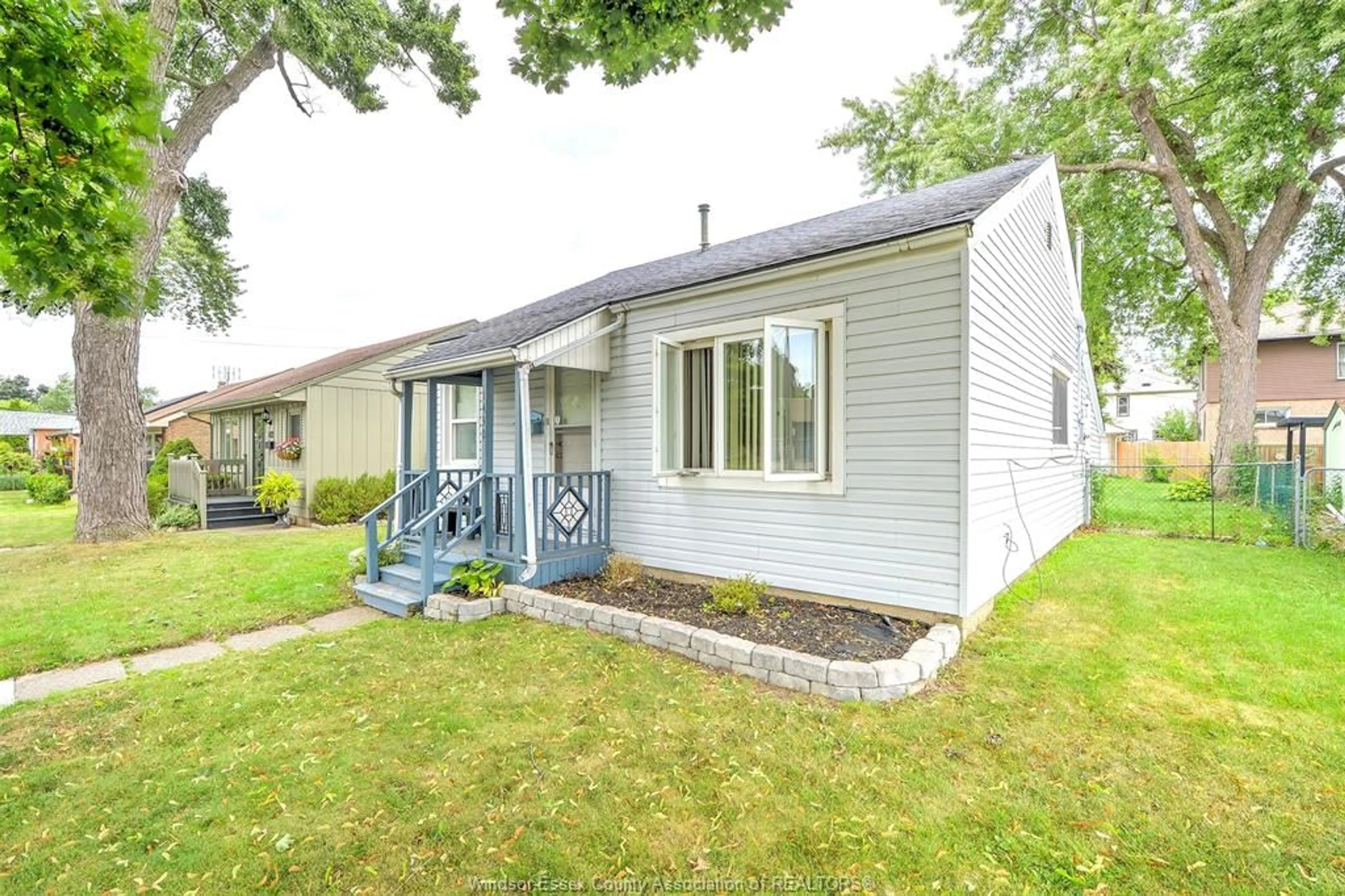 Home with vinyl exterior material, street for 1430 JANETTE, Windsor Ontario N8X 1Y9