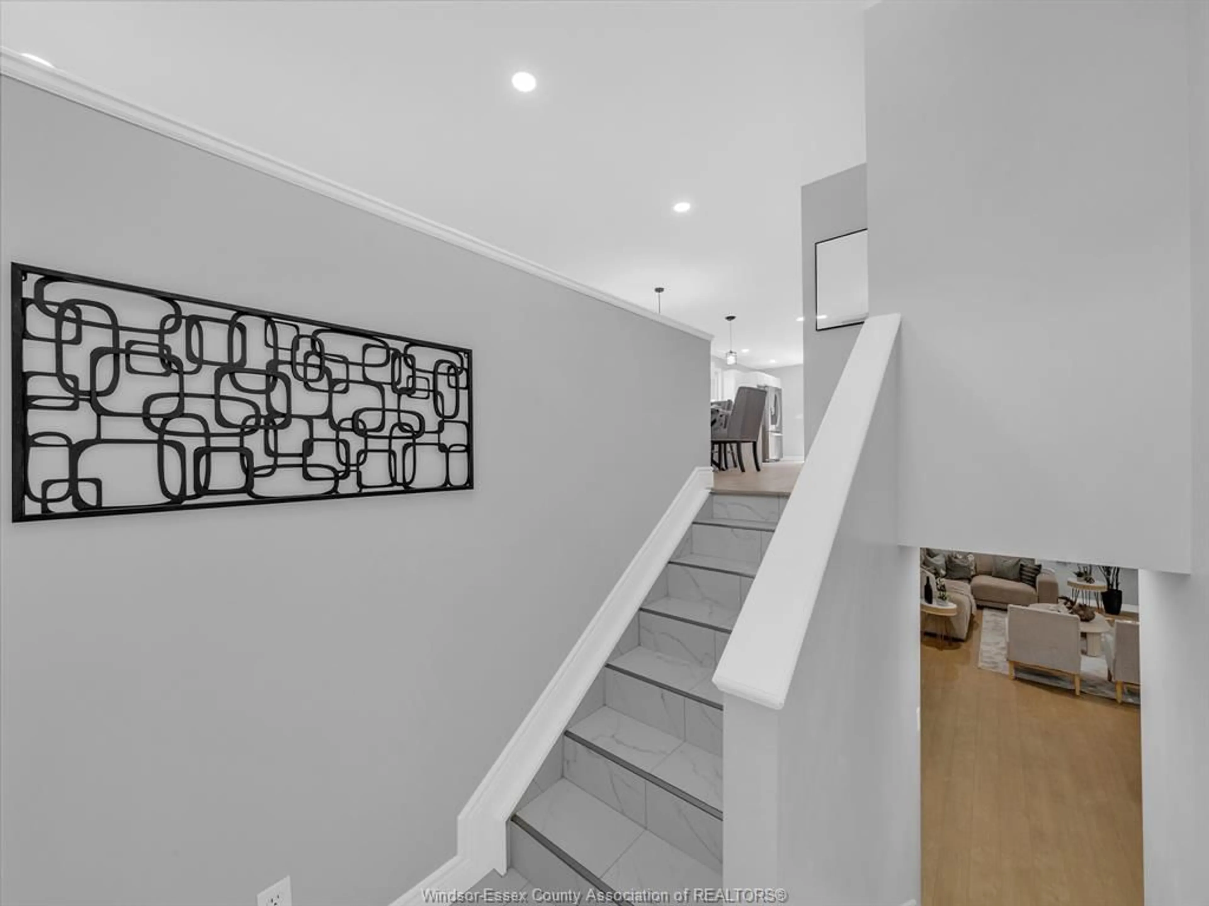 Stairs for 825 SILVERDALE Dr, Windsor Ontario N9G 2V9