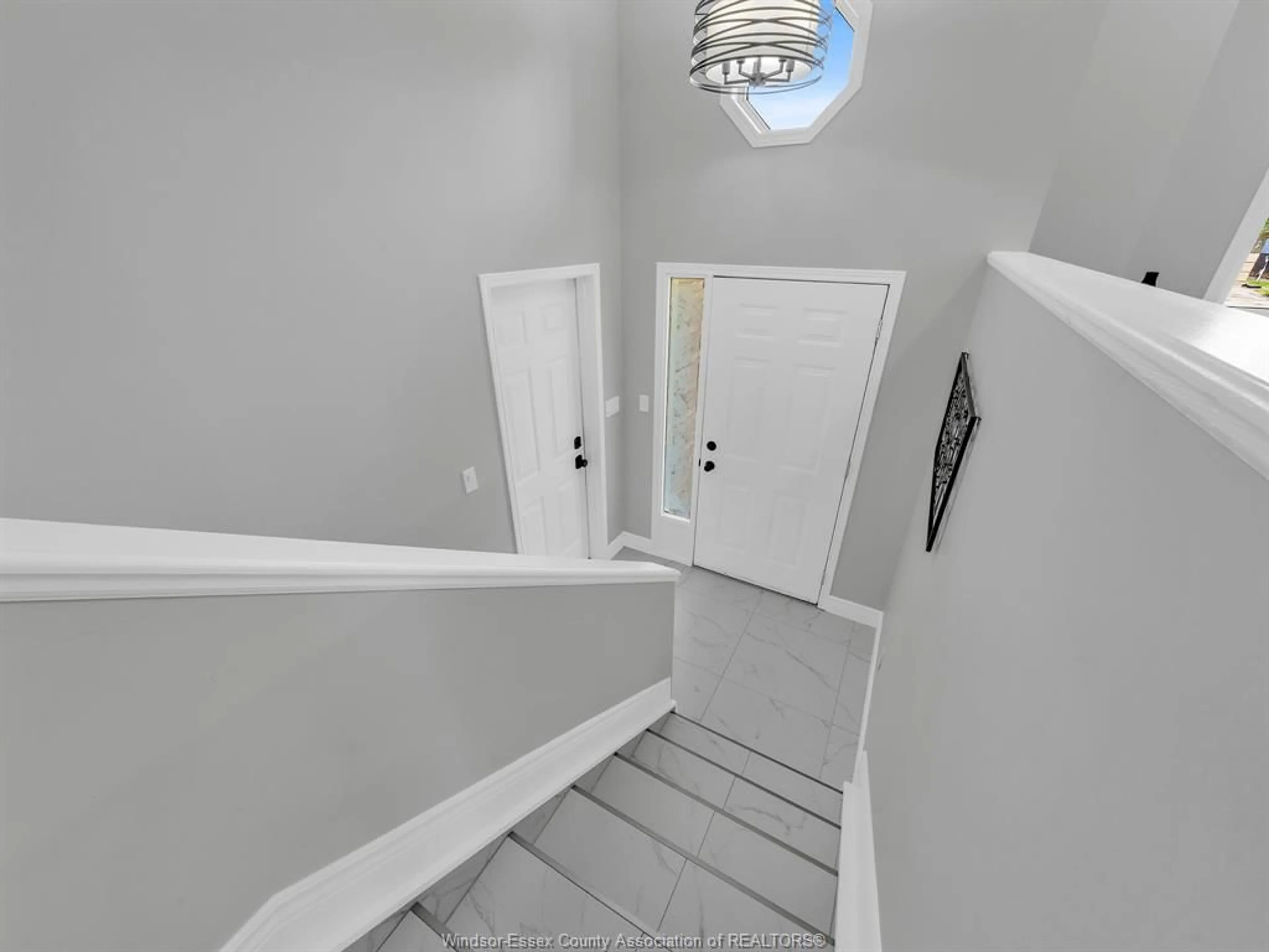 Indoor foyer for 825 SILVERDALE Dr, Windsor Ontario N9G 2V9