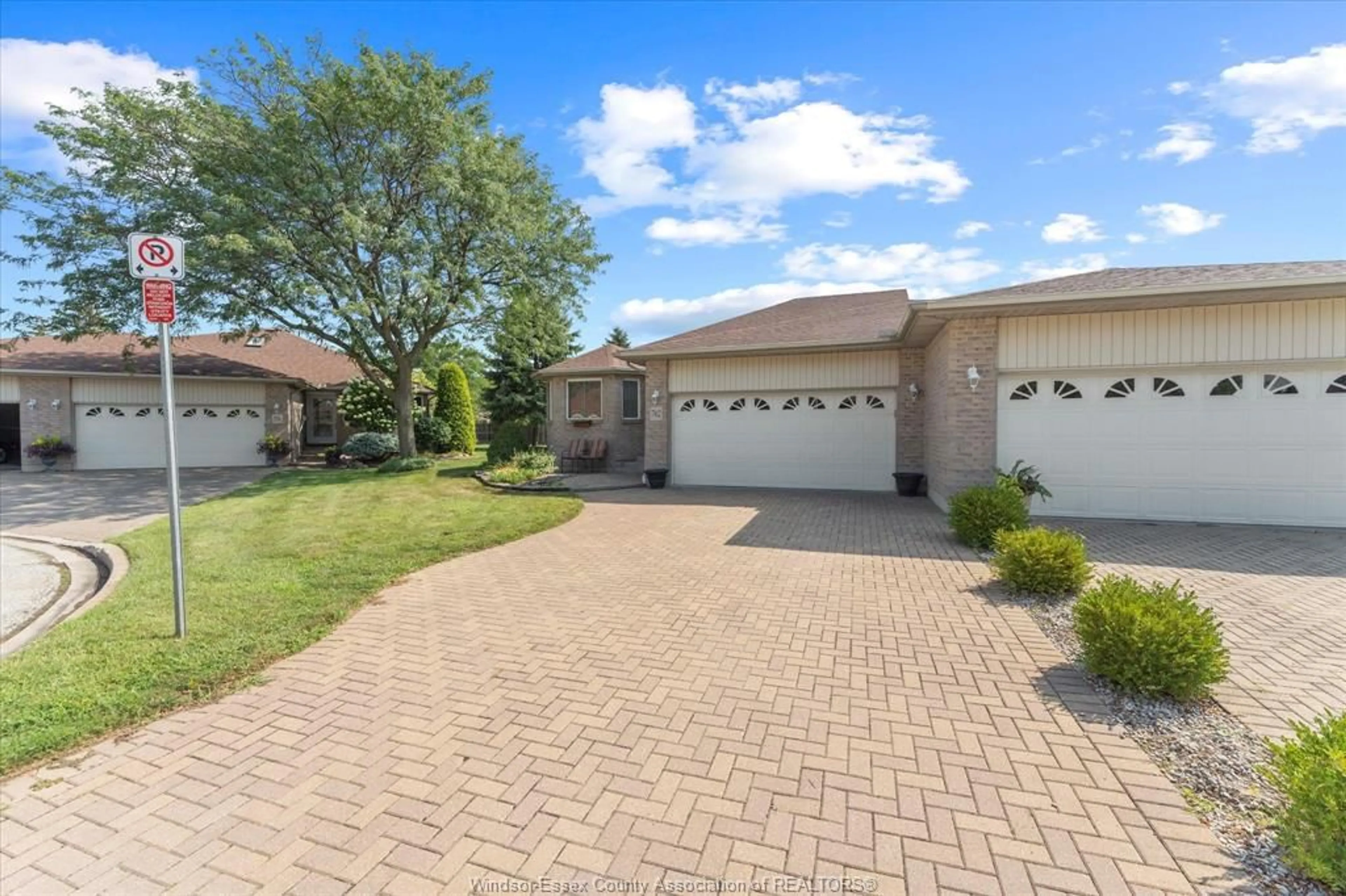 A pic from outside/outdoor area/front of a property/back of a property/a pic from drone, street for 742 RODFAM Crt, Windsor Ontario N9G 2W3