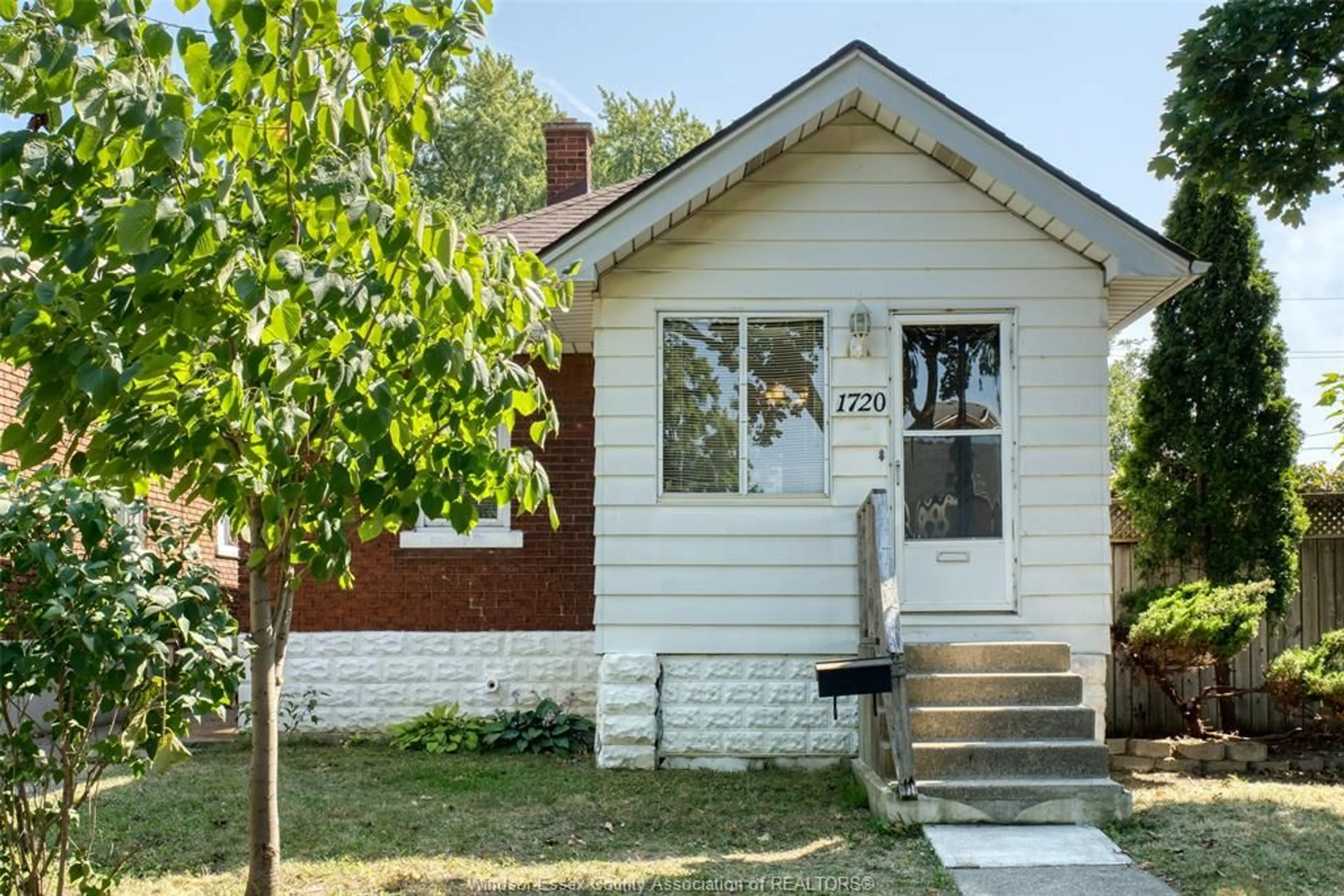 Home with brick exterior material, street for 1720 GLADSTONE Ave, Windsor Ontario N8W 2N3