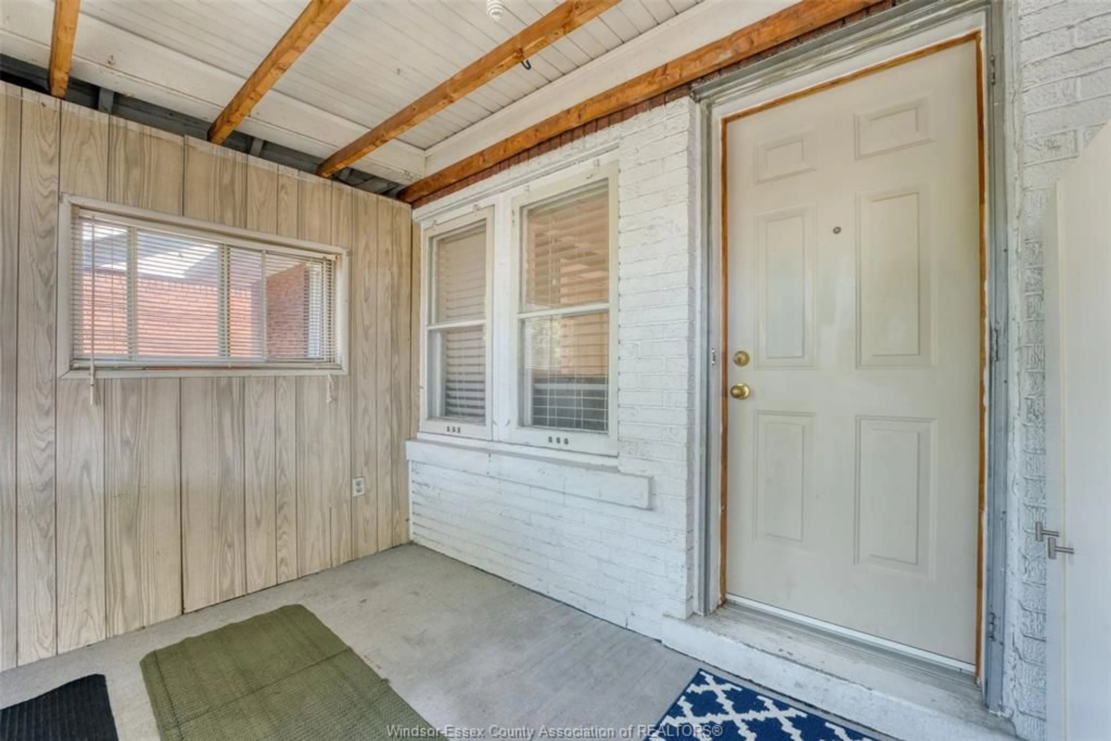 Indoor entryway for 1720 GLADSTONE Ave, Windsor Ontario N8W 2N3