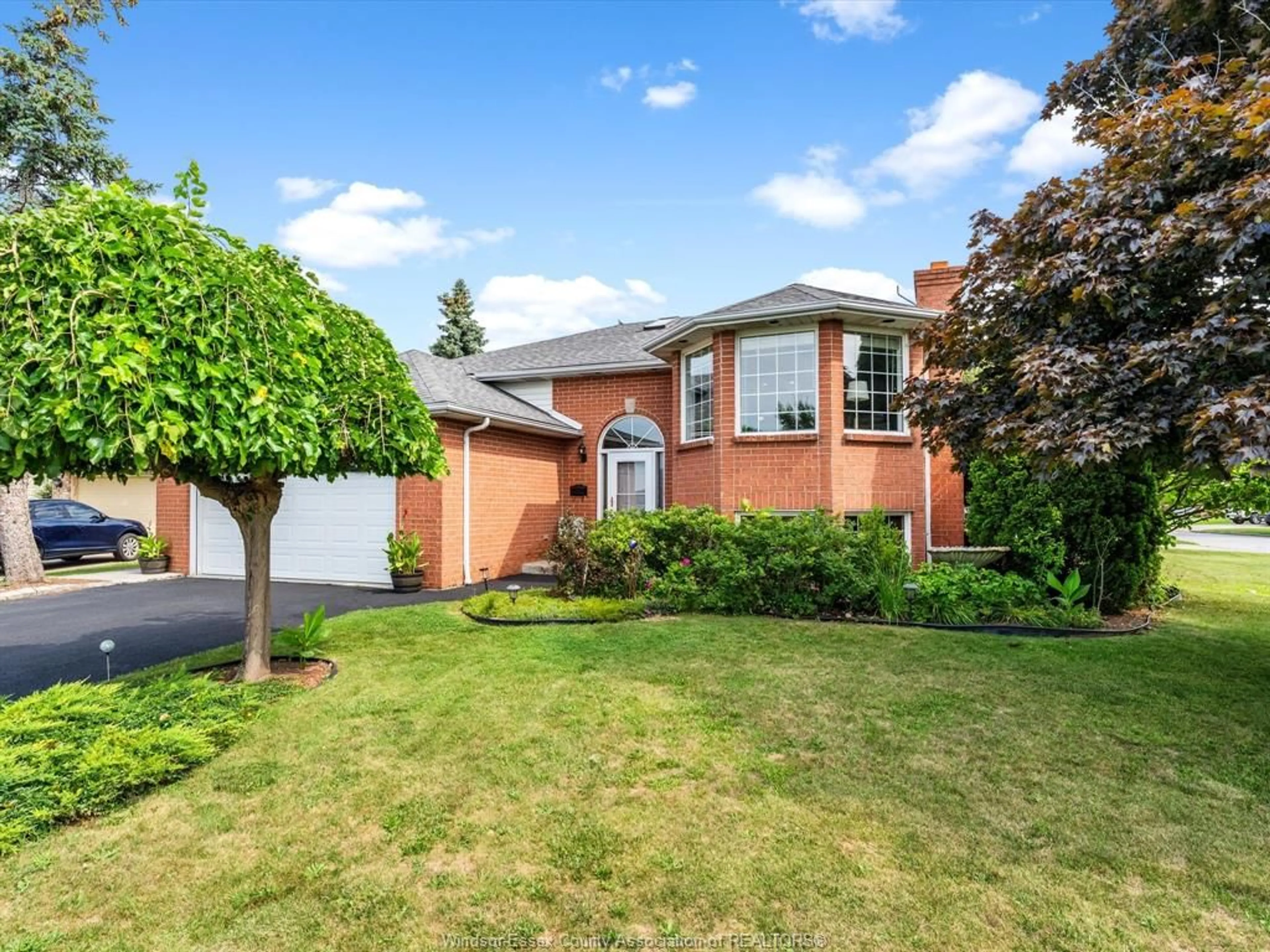 Home with brick exterior material, street for 622 Richmond St, Amherstburg Ontario N9V 3Y4