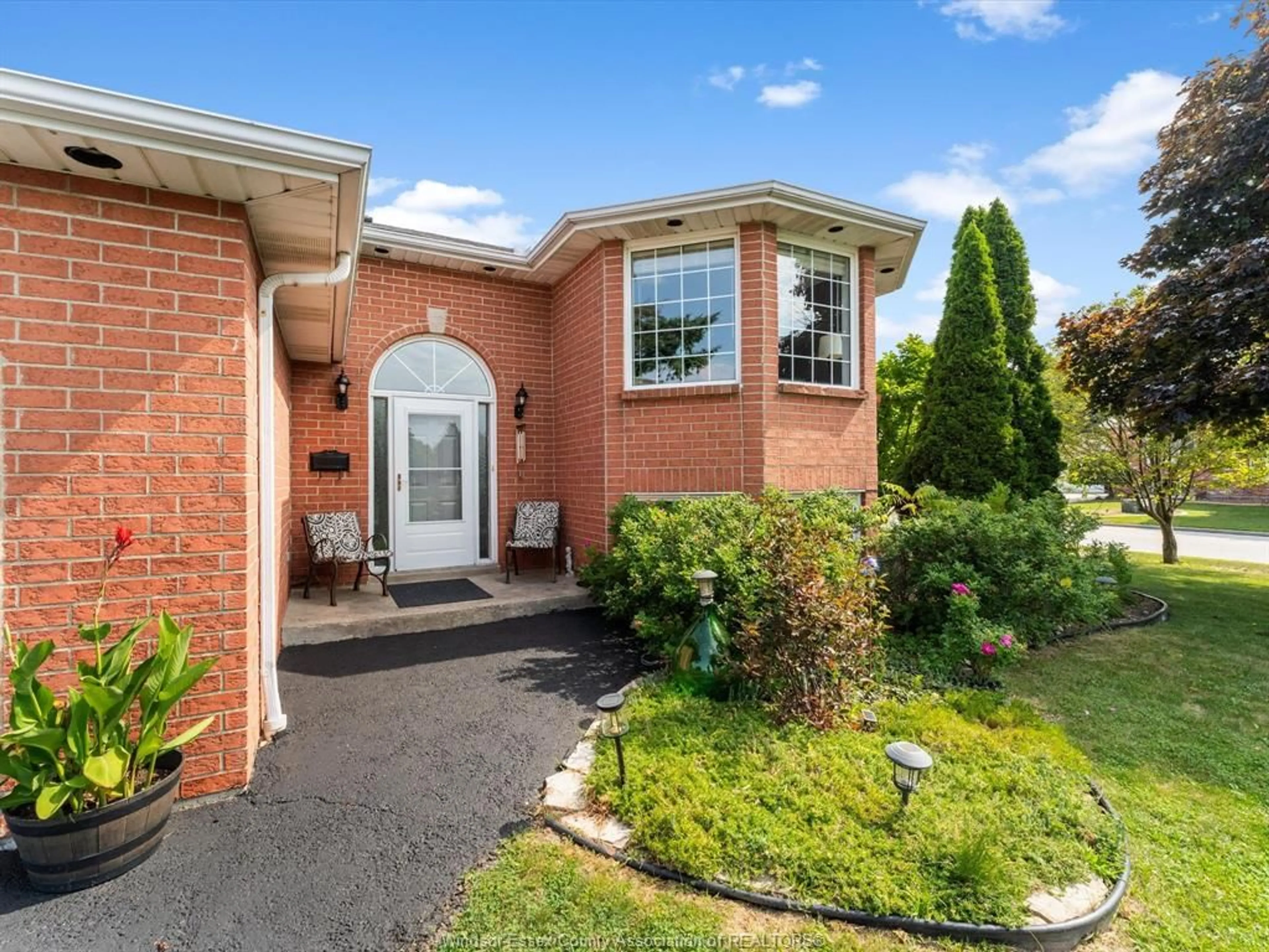 Home with brick exterior material, street for 622 Richmond St, Amherstburg Ontario N9V 3Y4
