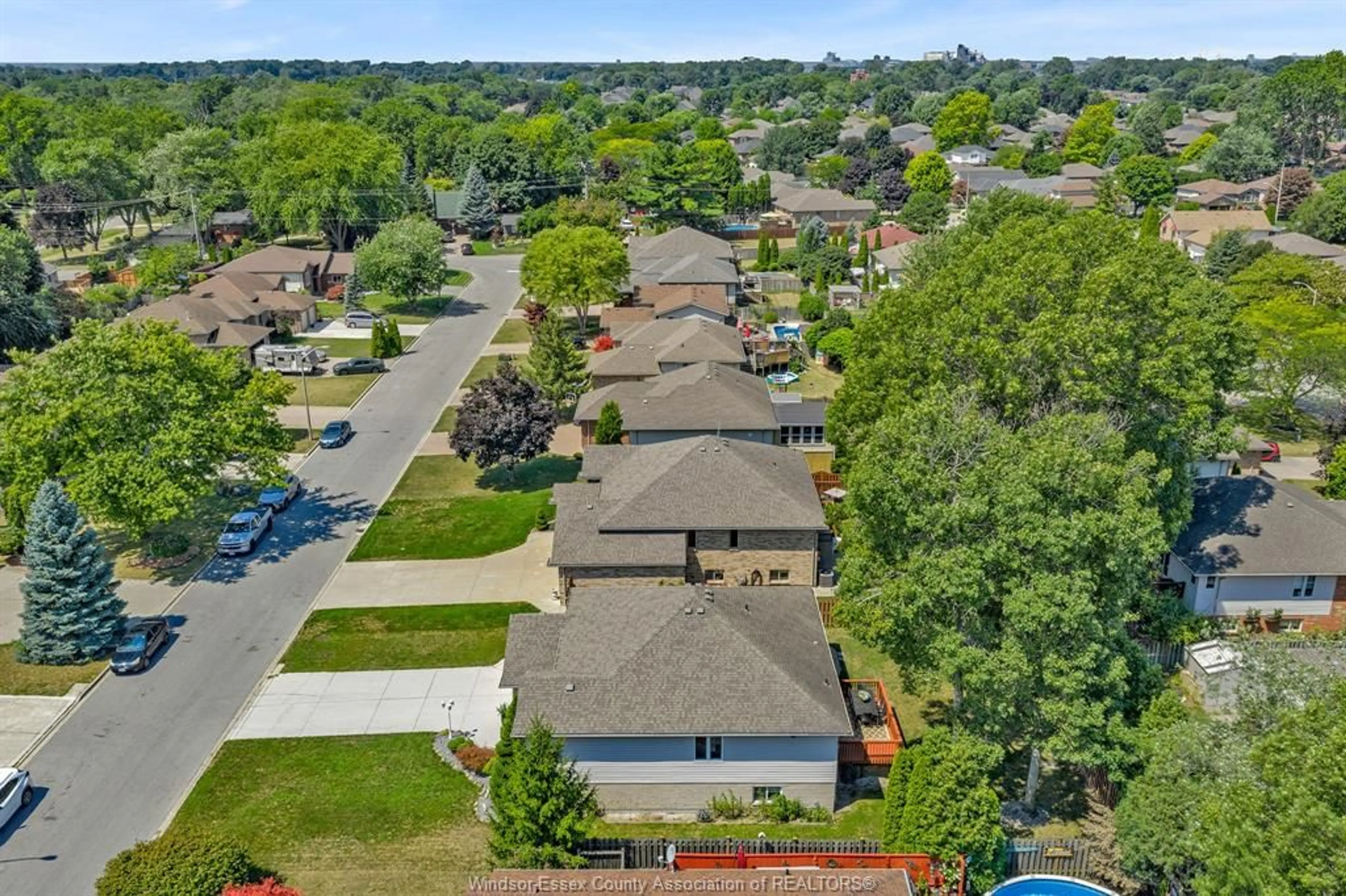 A pic from outside/outdoor area/front of a property/back of a property/a pic from drone, street for 549 Birmingham, LaSalle Ontario N9J 3M5