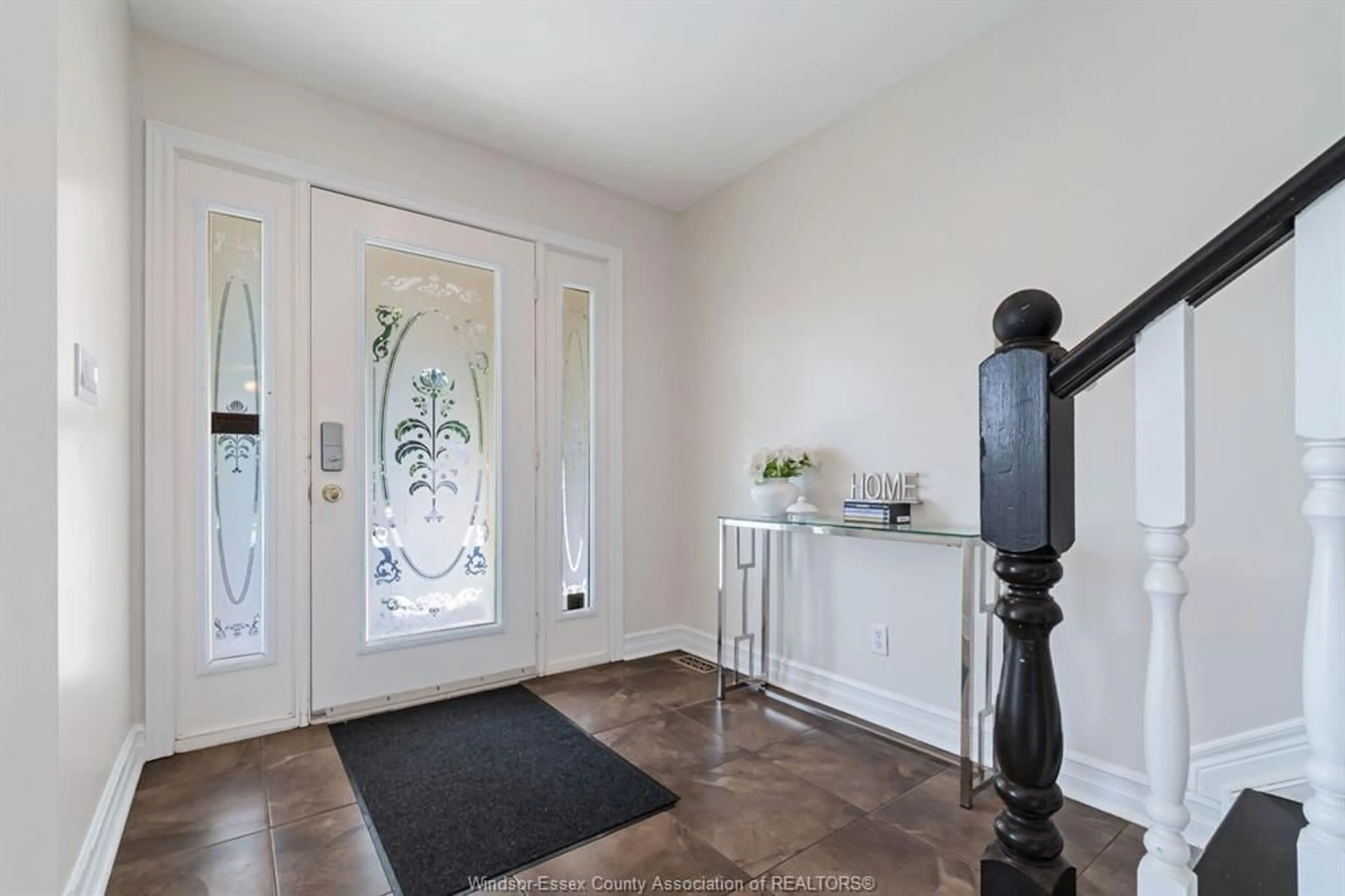 Indoor entryway for 28 CARTER Ave, Leamington Ontario N8H 5E1