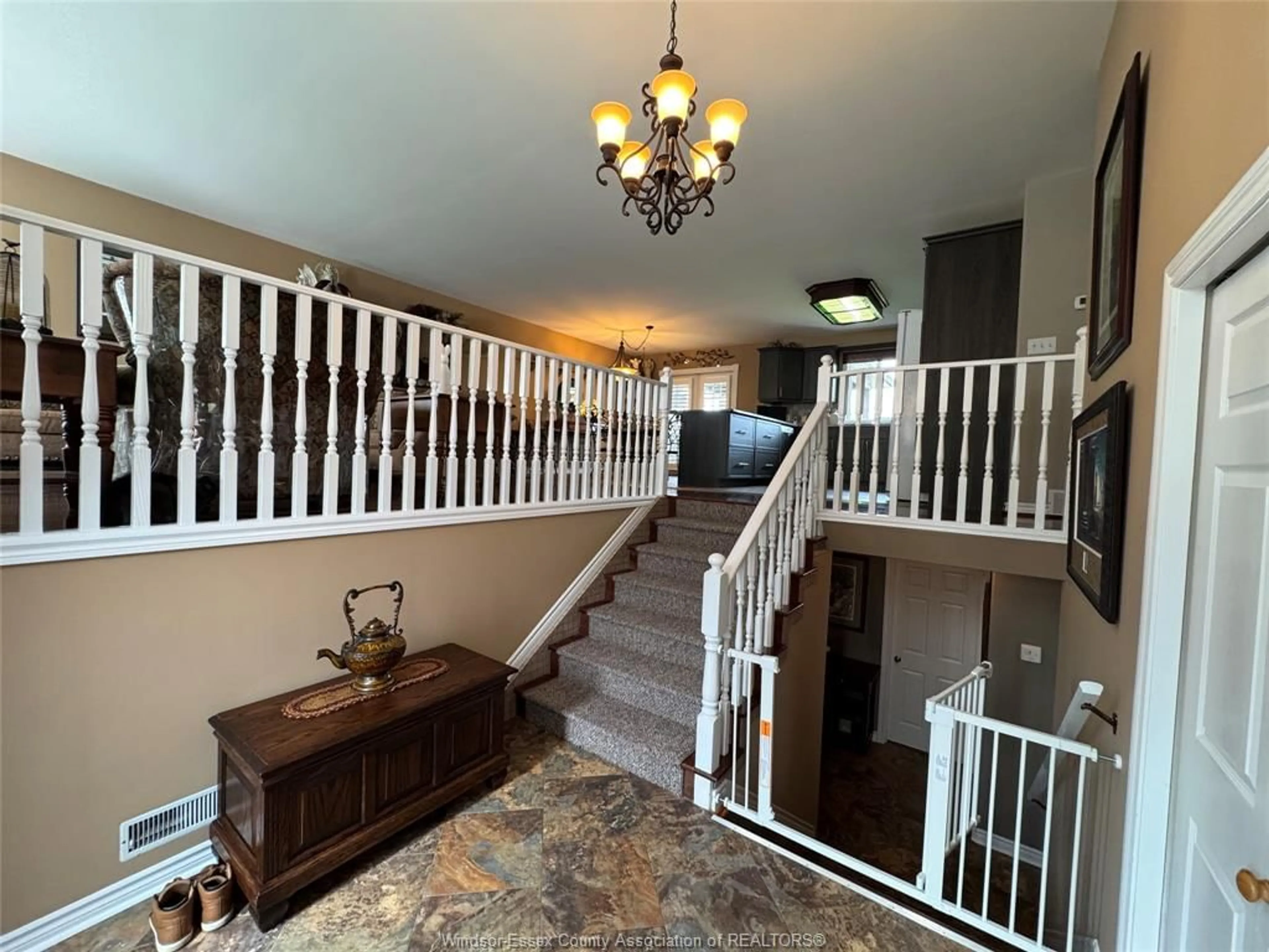 Indoor foyer for 43 CARTER Ave, Leamington Ontario N8H 5C9