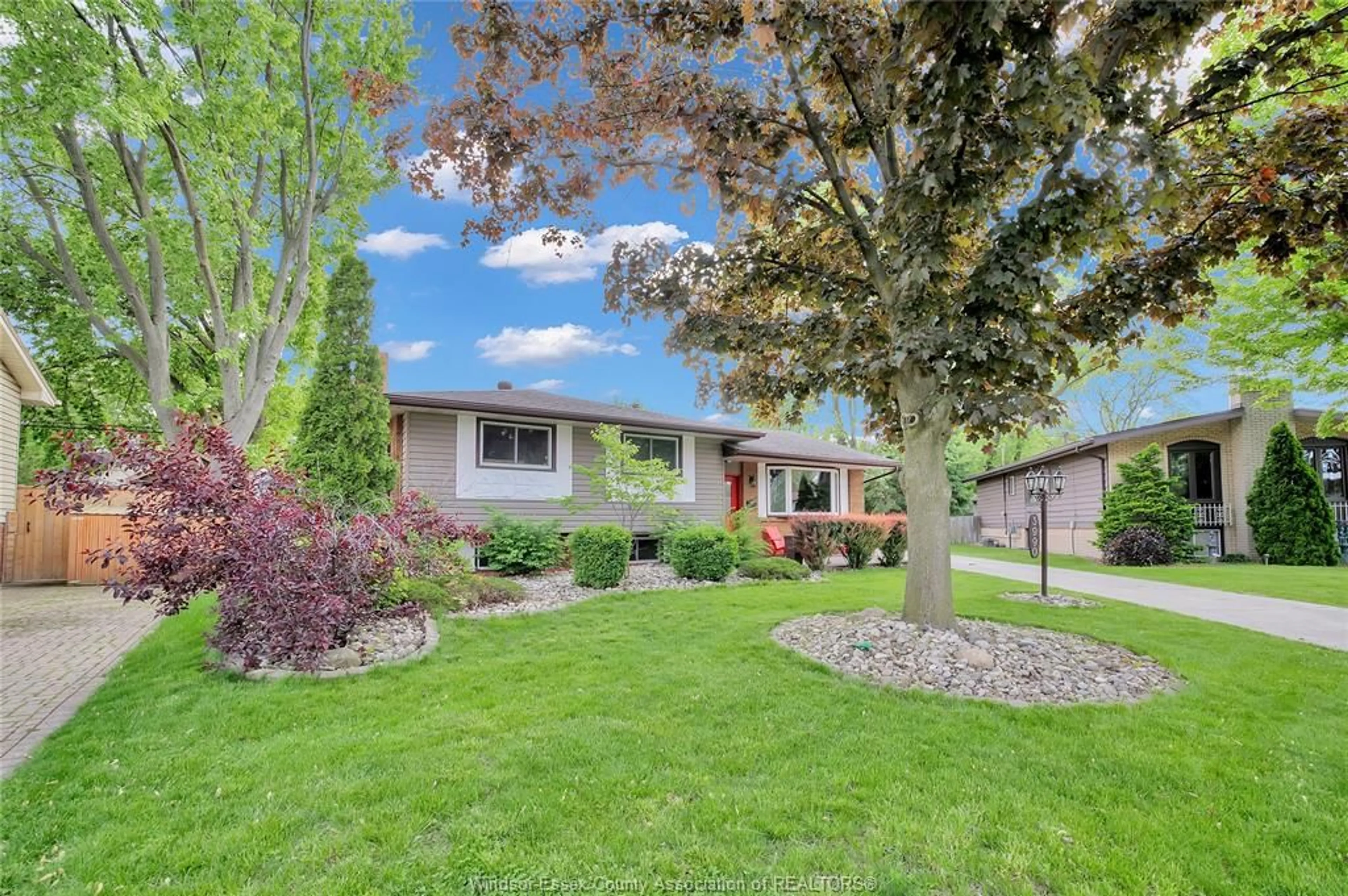Home with vinyl exterior material, street for 3990 MYRTLE, Windsor Ontario N9C 4A3