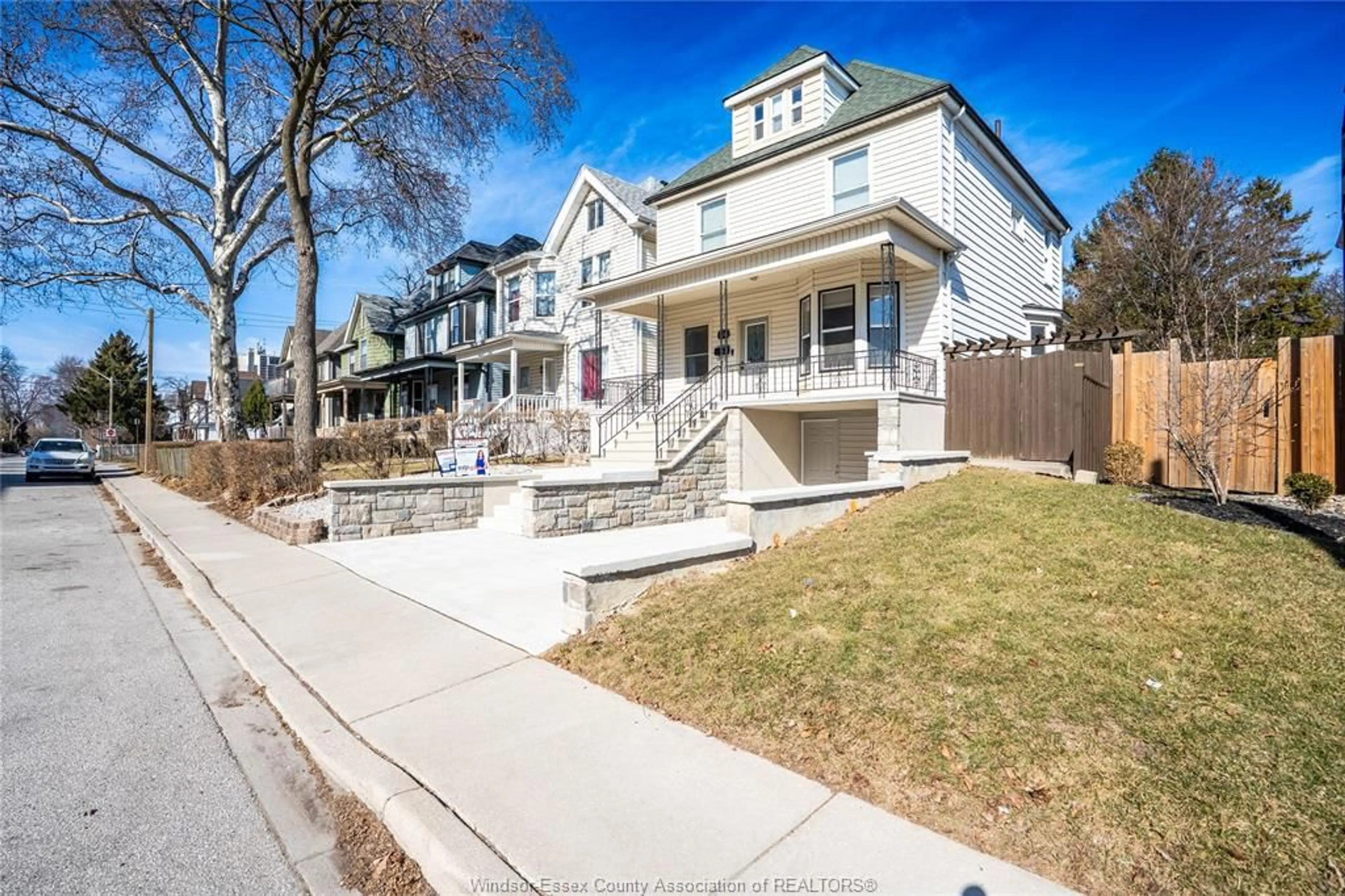 Unknown for 816 DOUGALL Ave, Windsor Ontario N9A 4R1