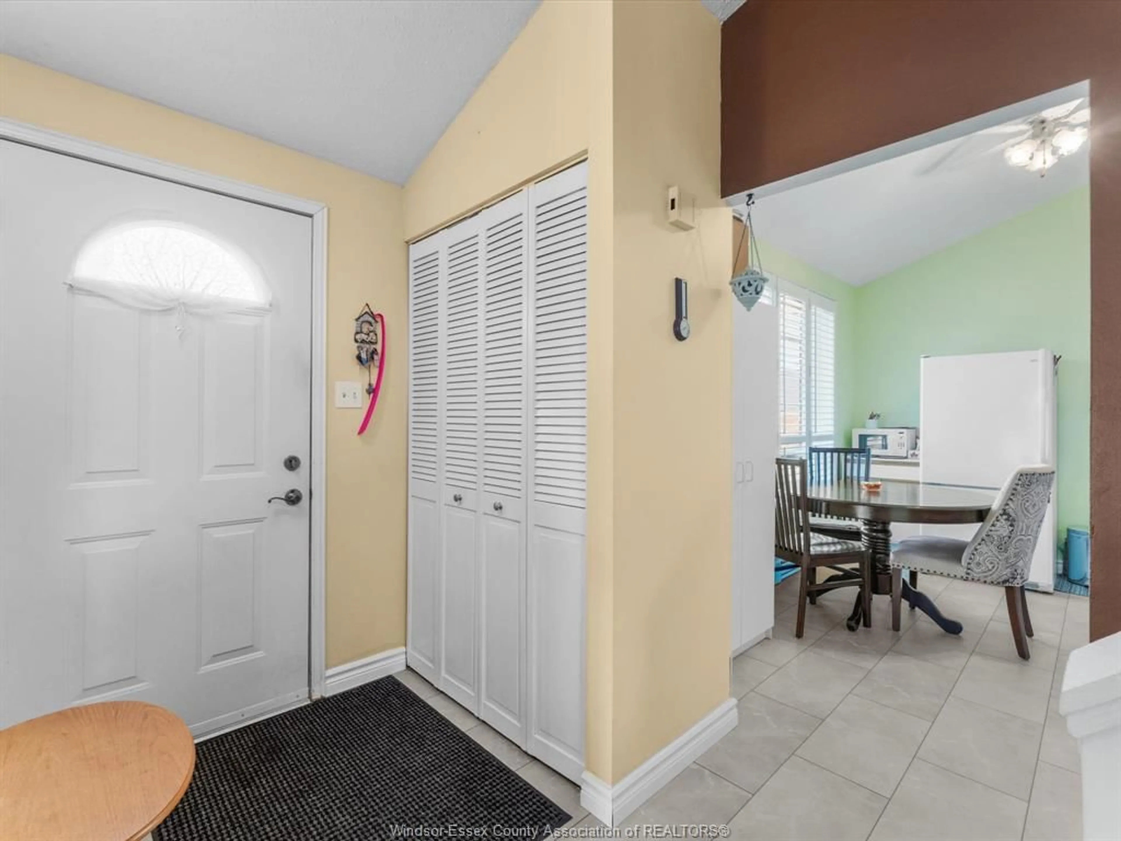 Indoor entryway for 8211 GREGORY, Windsor Ontario N8S 4M3