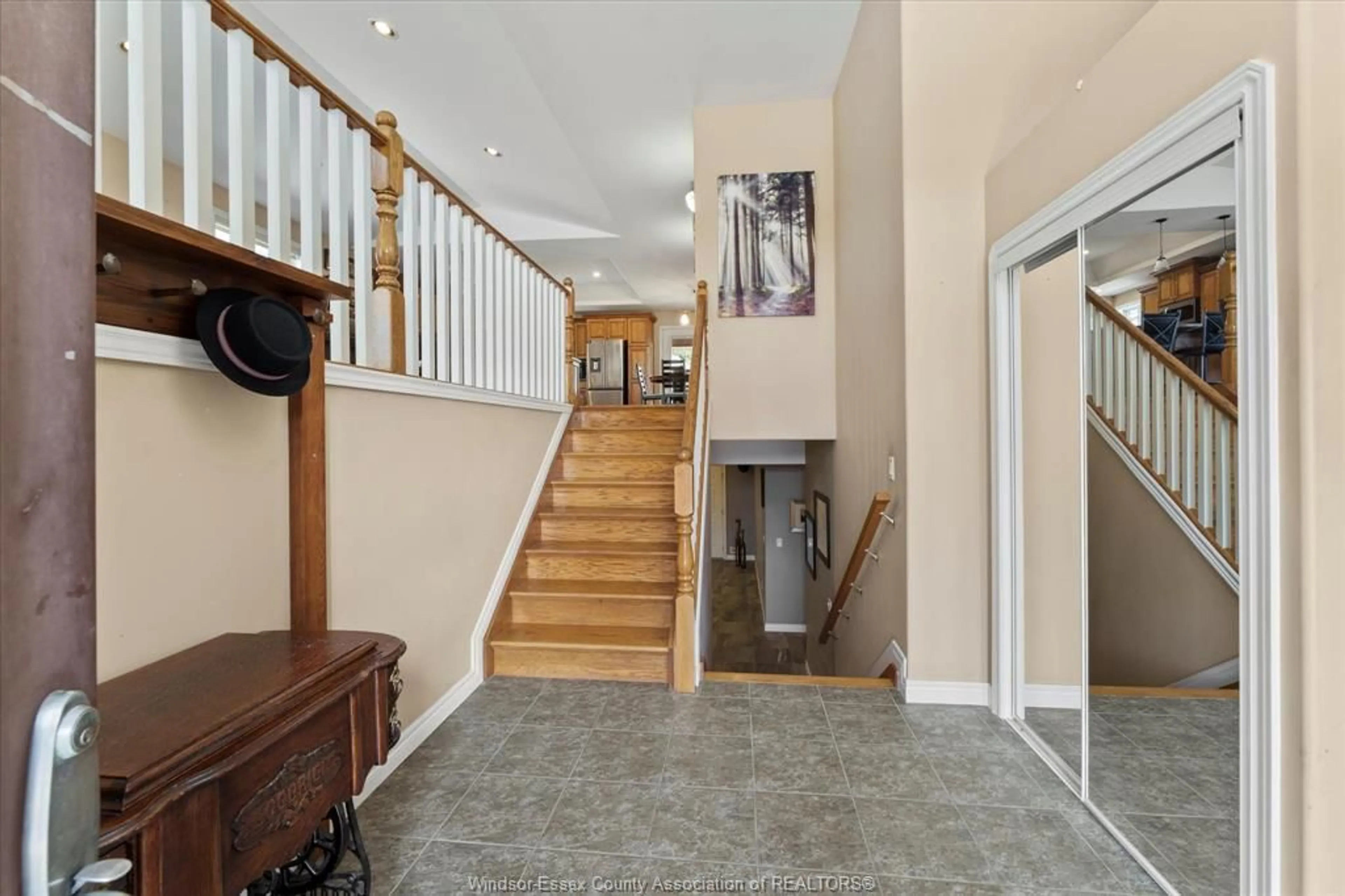 Indoor foyer for 2220 PARTINGTON, Windsor Ontario N9B 3X2