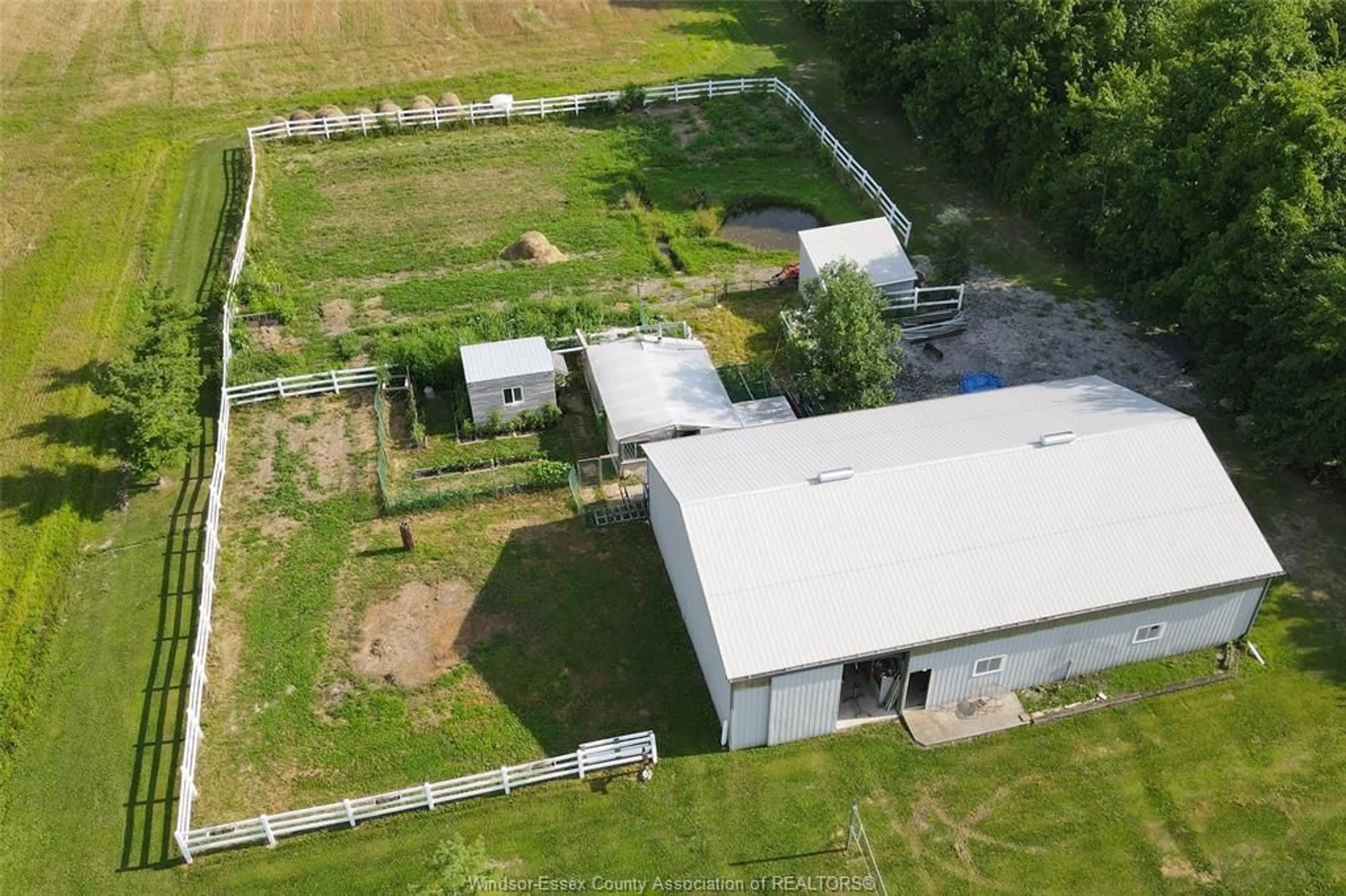 A pic from outside/outdoor area/front of a property/back of a property/a pic from drone, building for 6916 CONCESSION 6, Essex Ontario N9Y 2E5