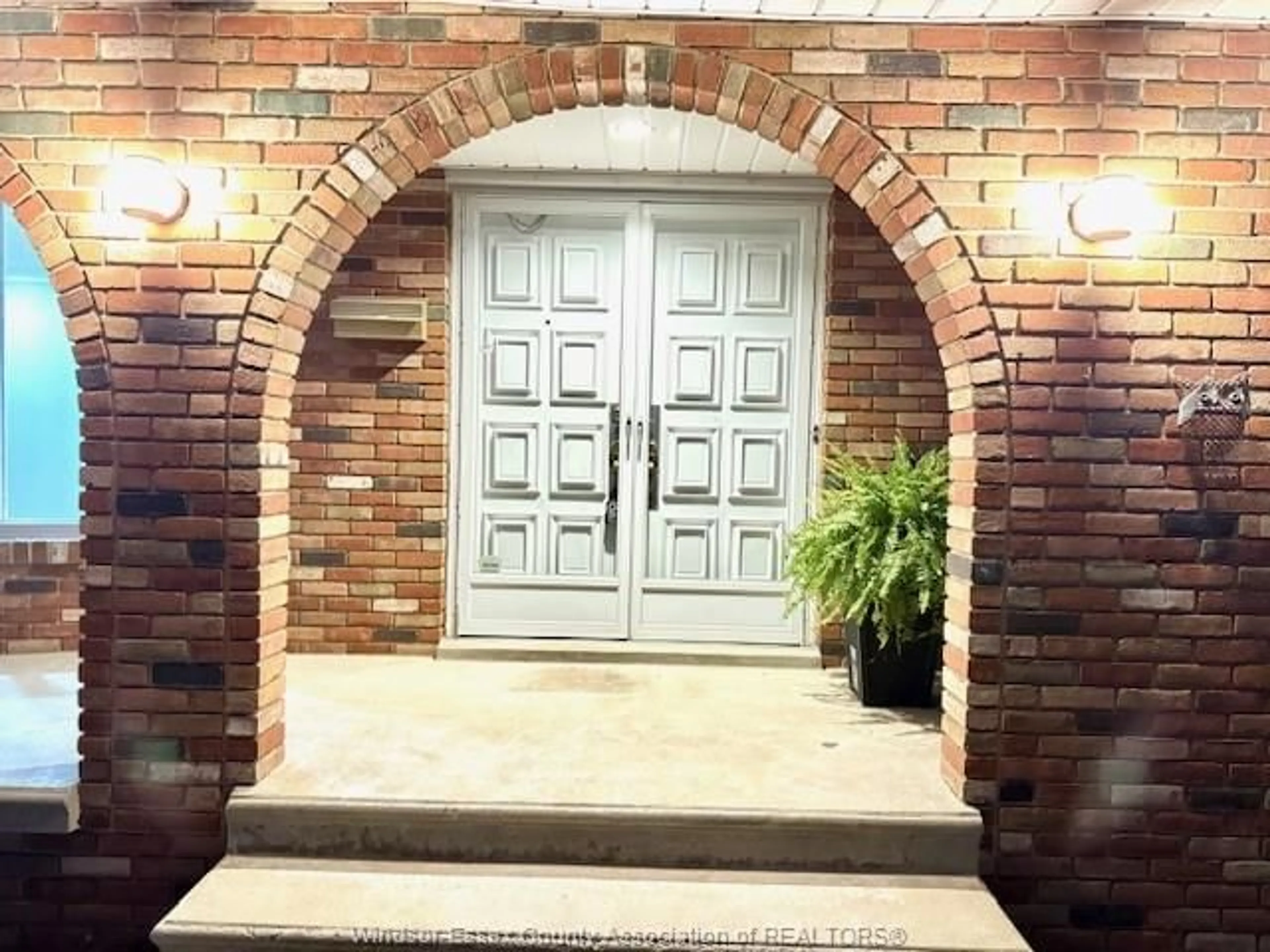 Indoor entryway for 2951 ST. CLAIR Ave, Windsor Ontario N9E 4A1