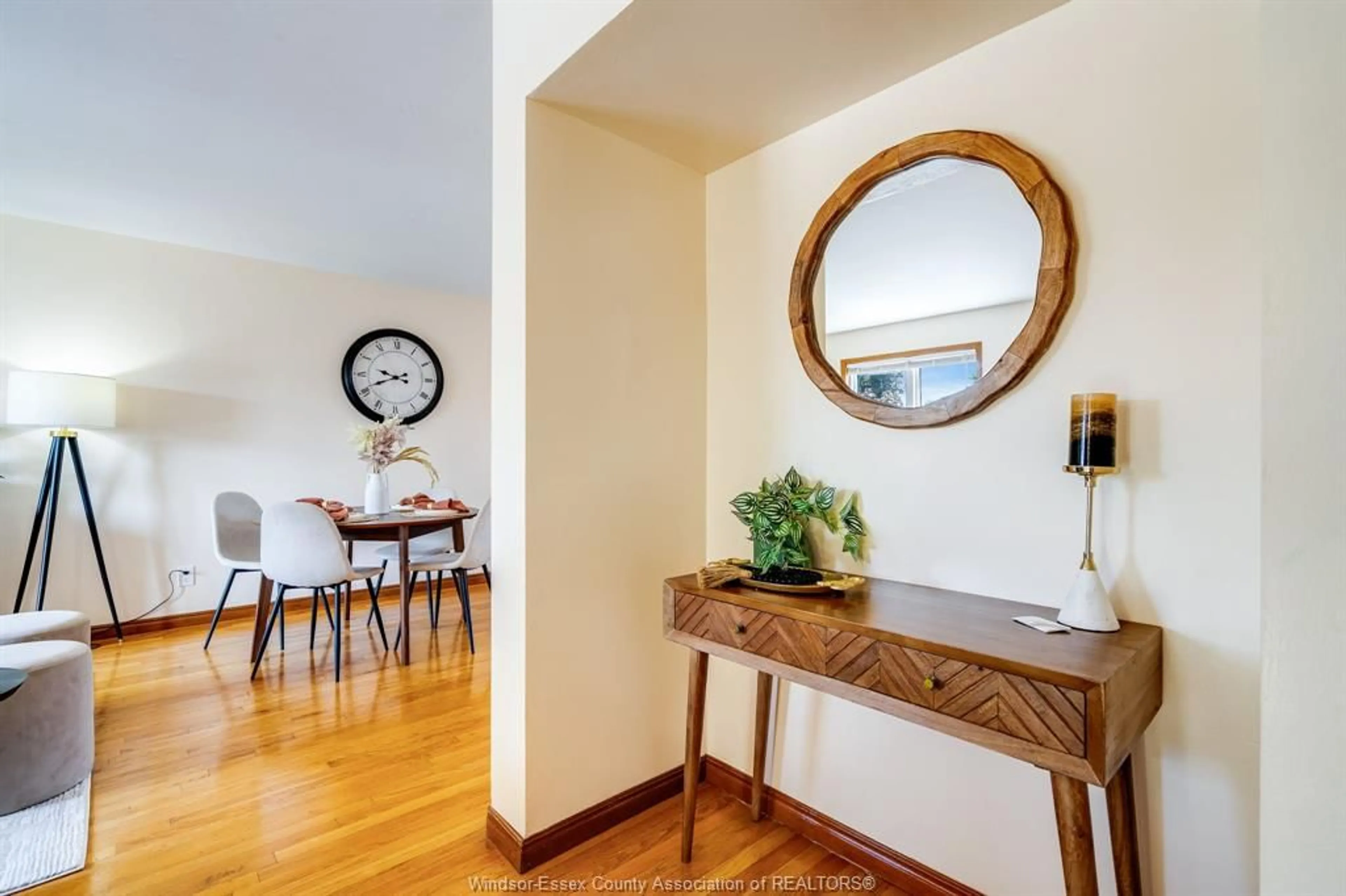 Indoor entryway for 2956 Alderbrook Dr, Windsor Ontario N8W 5H5